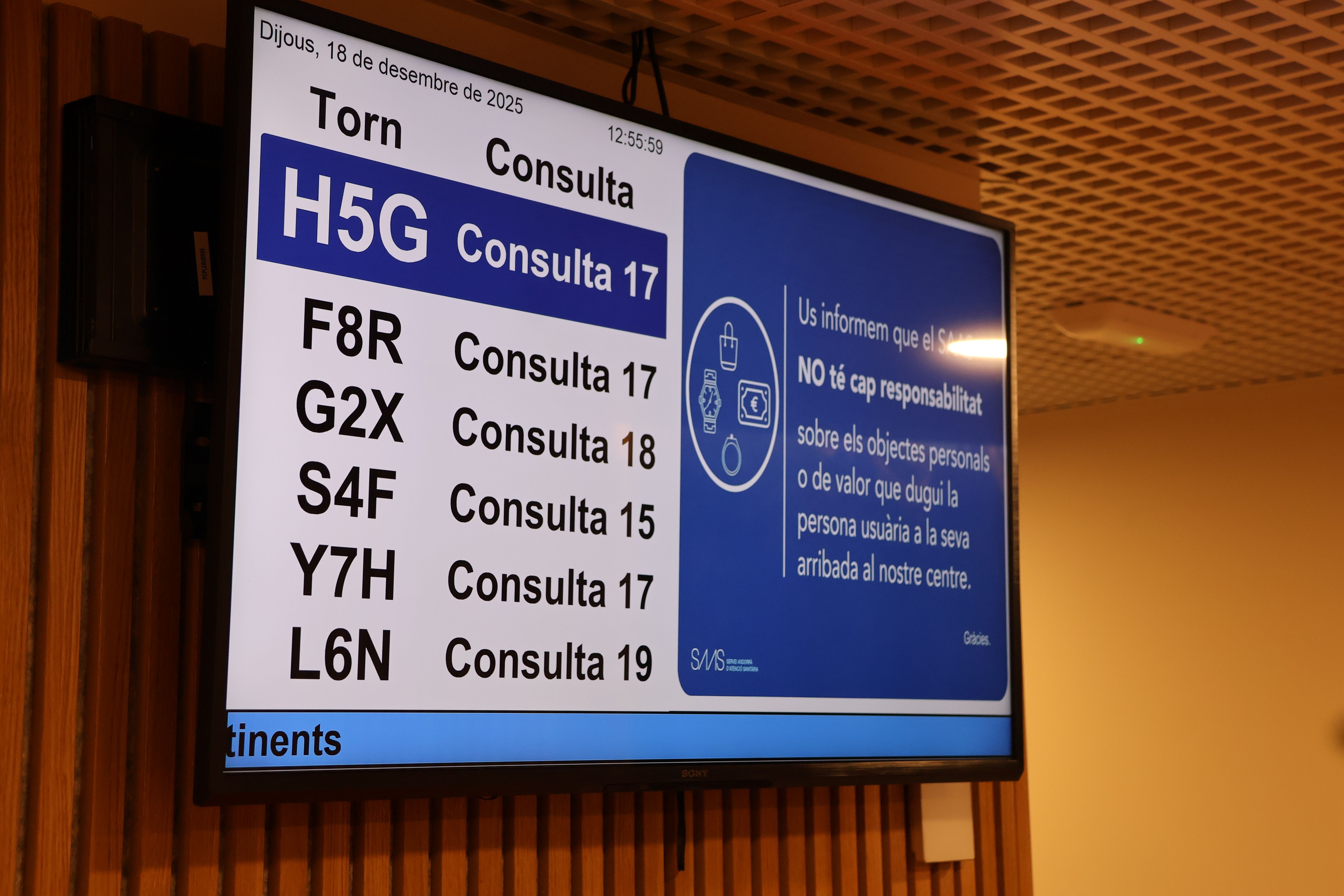 Una pantalla de la sala d'espera.