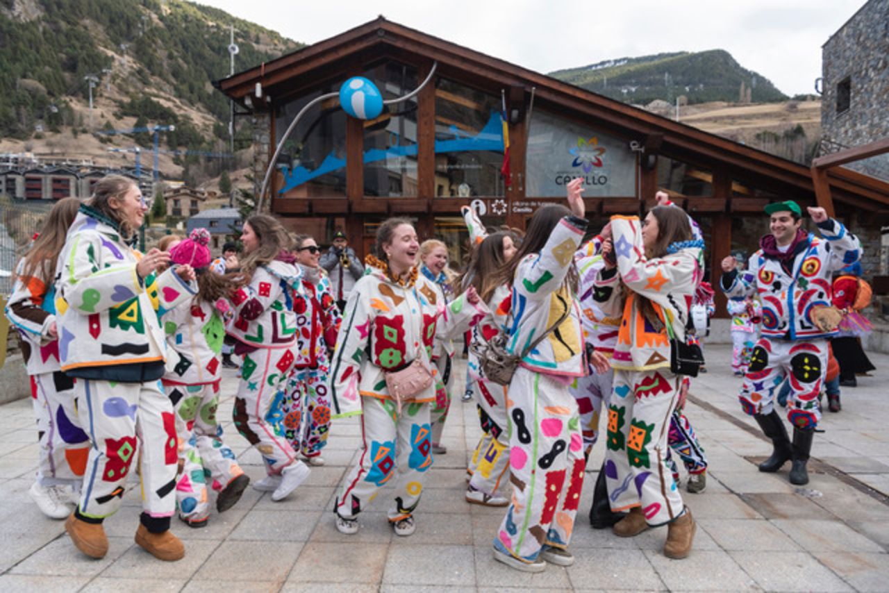 A Canillo, la figura de l’Arlequí defineix l'essència de la celebració. A Canillo, la figura de l’Arlequí defineix l'essència de la celebració.