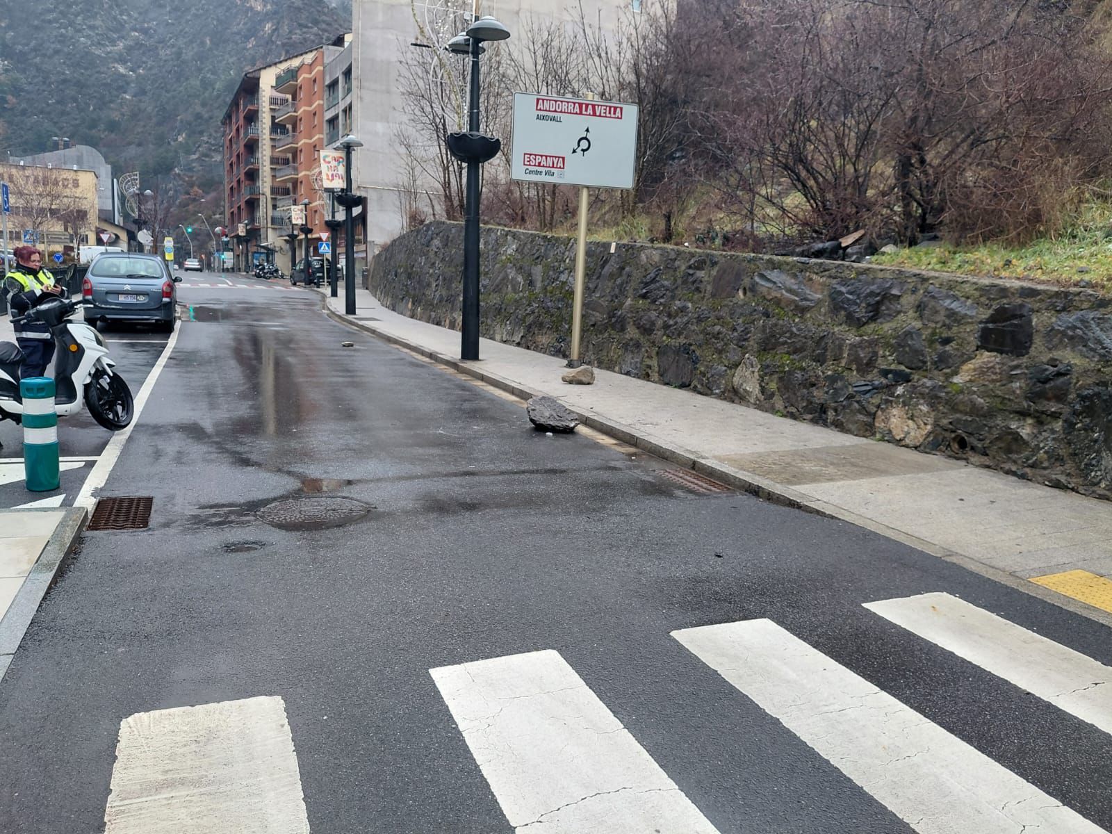 Una de les roques ha acabat lleugerament a la calçada. Una de les roques ha acabat lleugerament a la calçada.