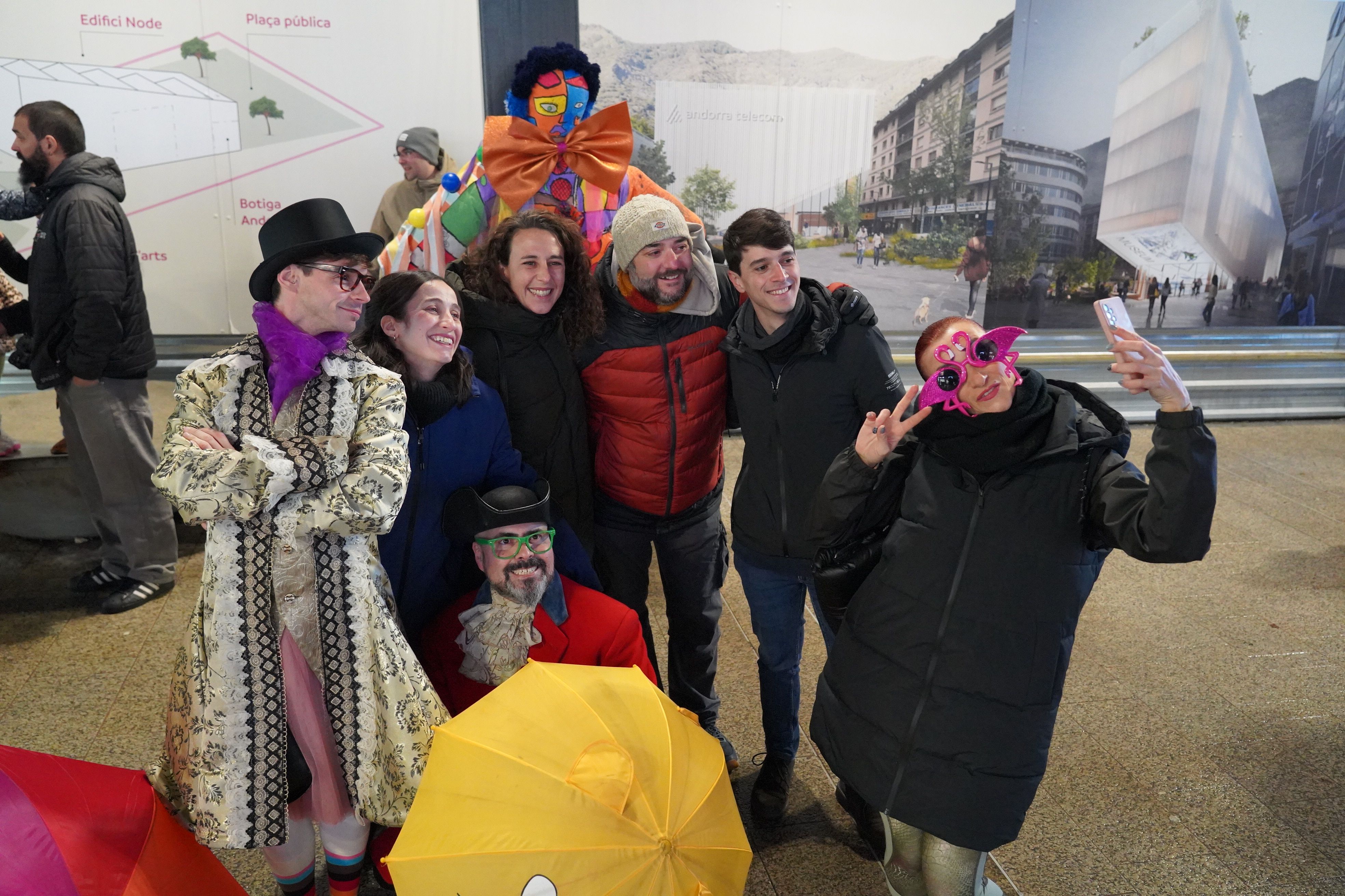 Membres dels comuns d'Andorra la Vella i Escaldes amb els integrants d'Xtravaganxa. Membres dels comuns d'Andorra la Vella i Escaldes amb els integrants d'Xtravaganxa.