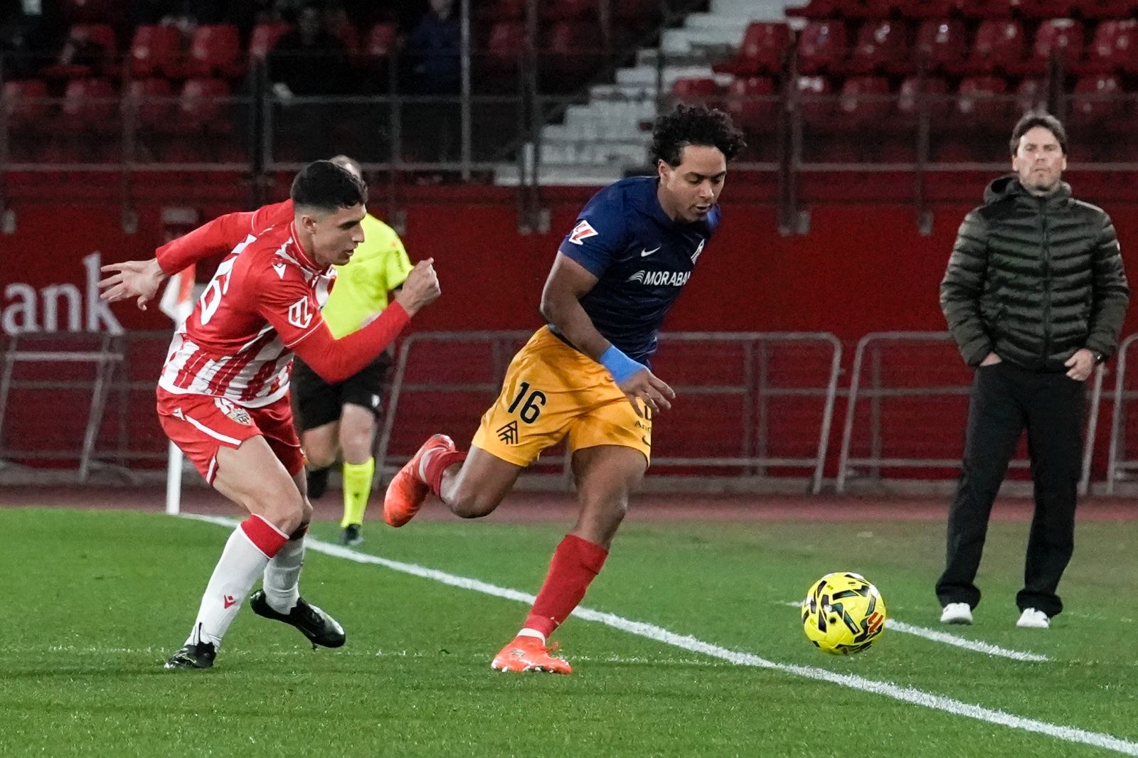 Jastin, altra vegada dels millors jugadors tricolors, davant la mirada de Rubi.