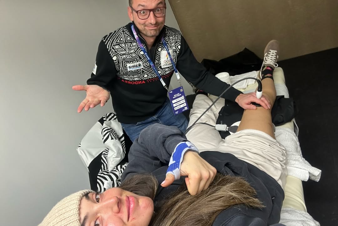 Cande Moreno, tractant-se el genoll dies després de la caiguda a l'espera d'operar-se.