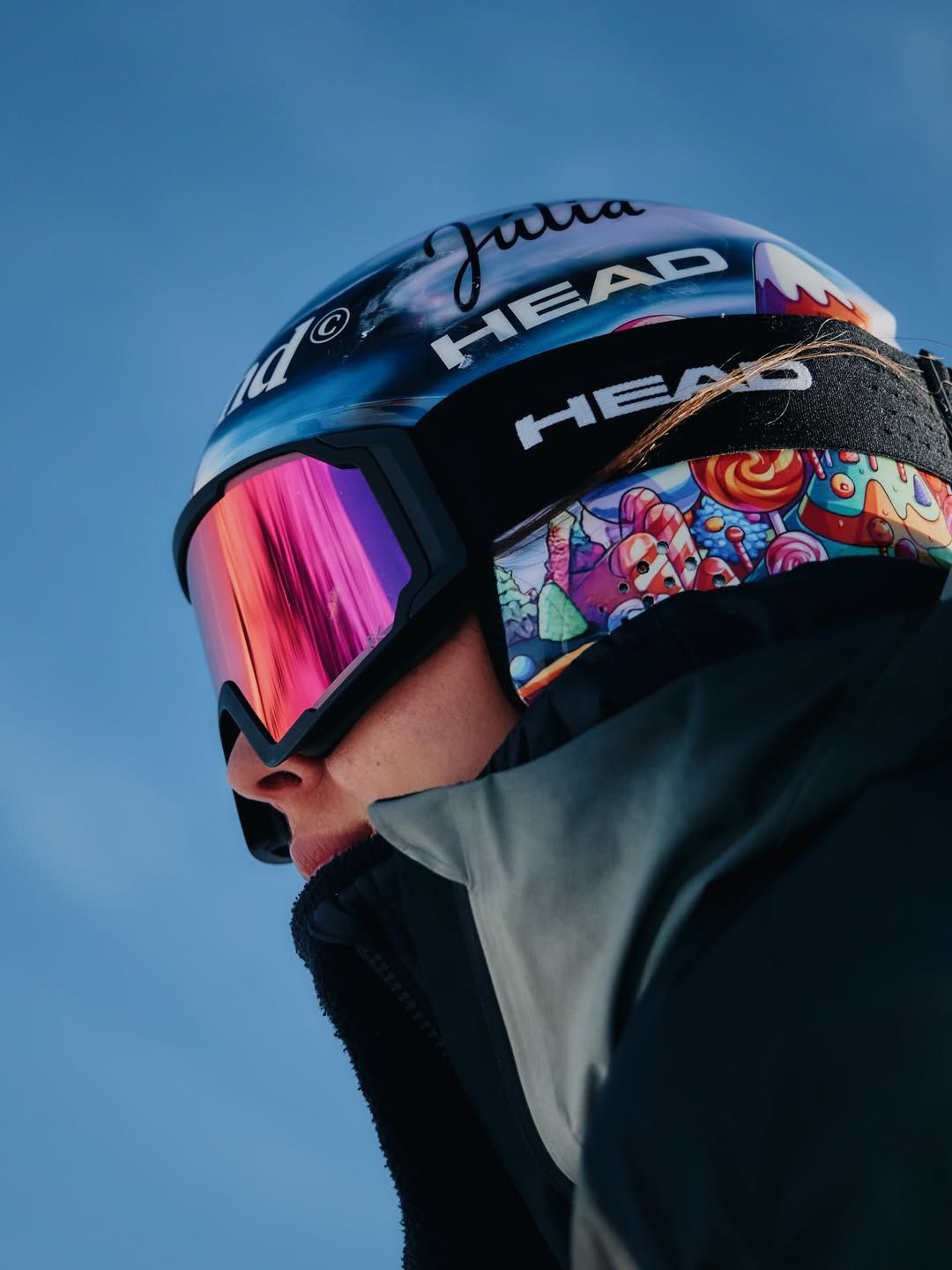 Cande Moreno, amb el seu icònic casc de llaminadures mirant al no-res. Cande Moreno, amb el seu icònic casc de llaminadures mirant al no-res.