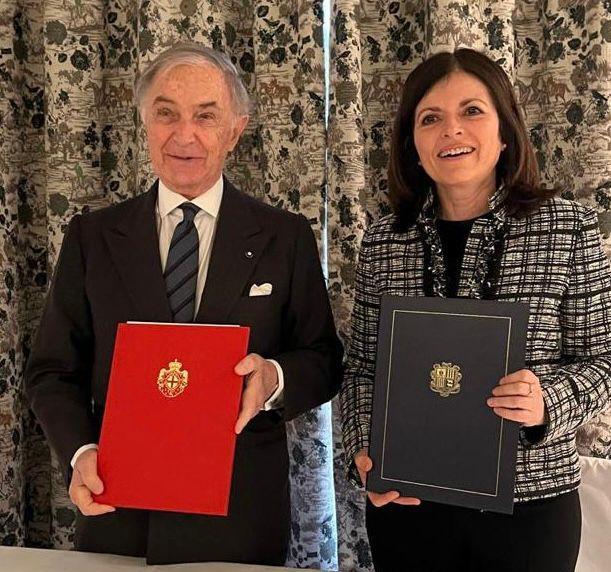 Tor amb el gran canceller de l'Orde de Malta durant la firma del protocol.