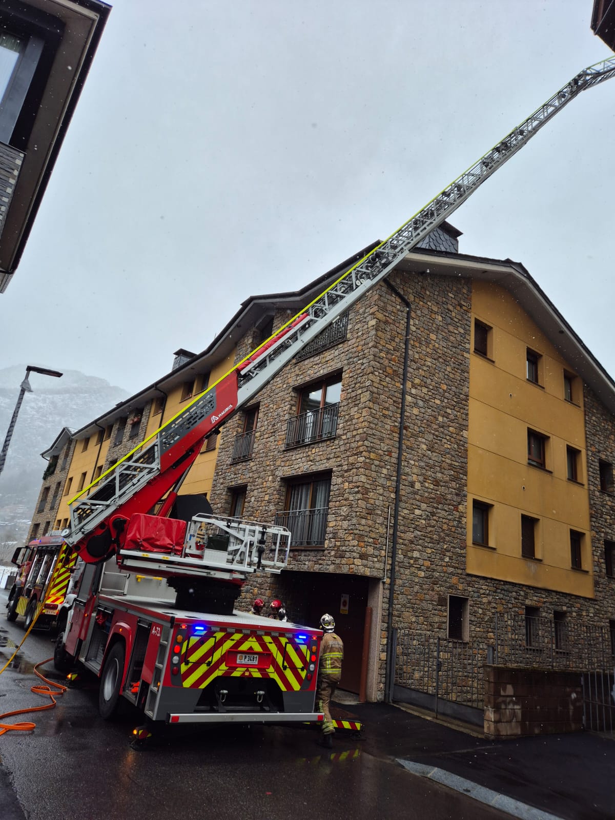 Els serveis d'emergència, presents al carrer de la Clota Verda. Els serveis d'emergència, presents al carrer de la Clota Verda.