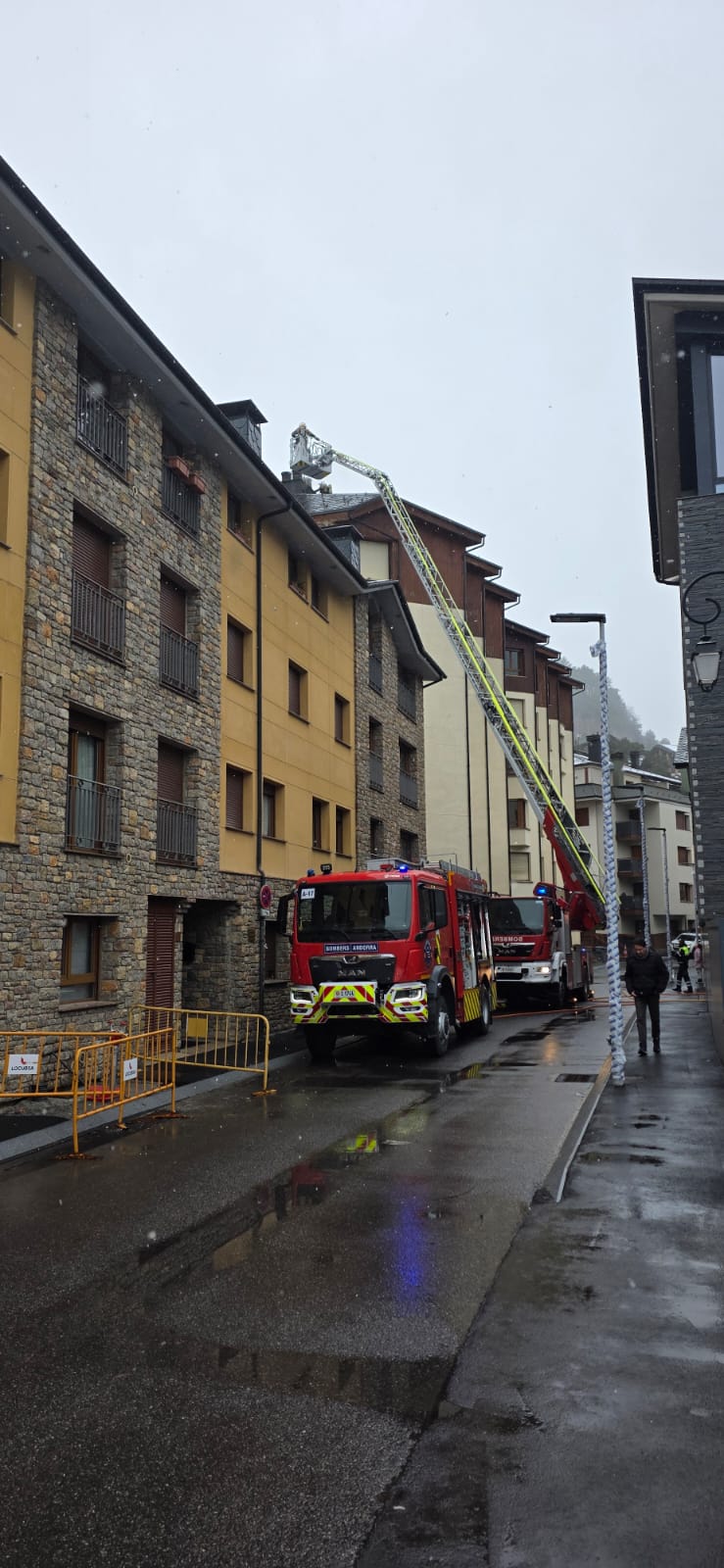 Dues dotacions de bombers s'han desplaçat a Ordino. Dues dotacions de bombers s'han desplaçat a Ordino.