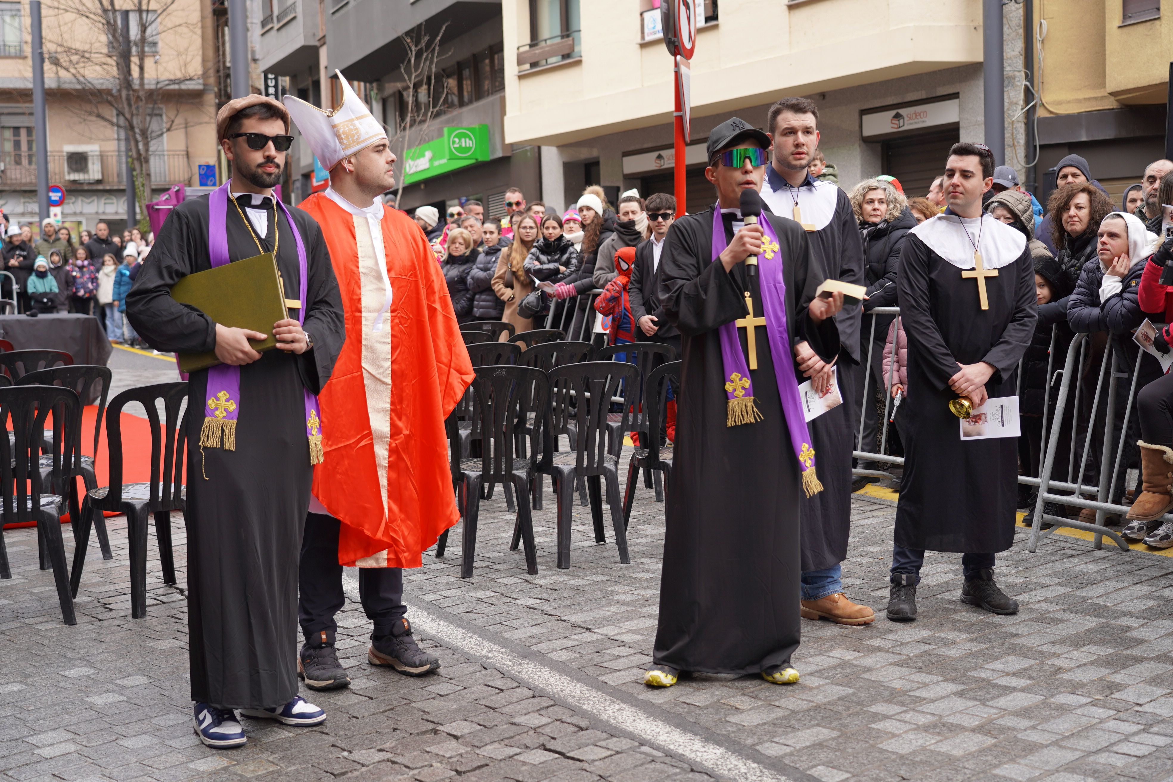 La comitiva religiosa.