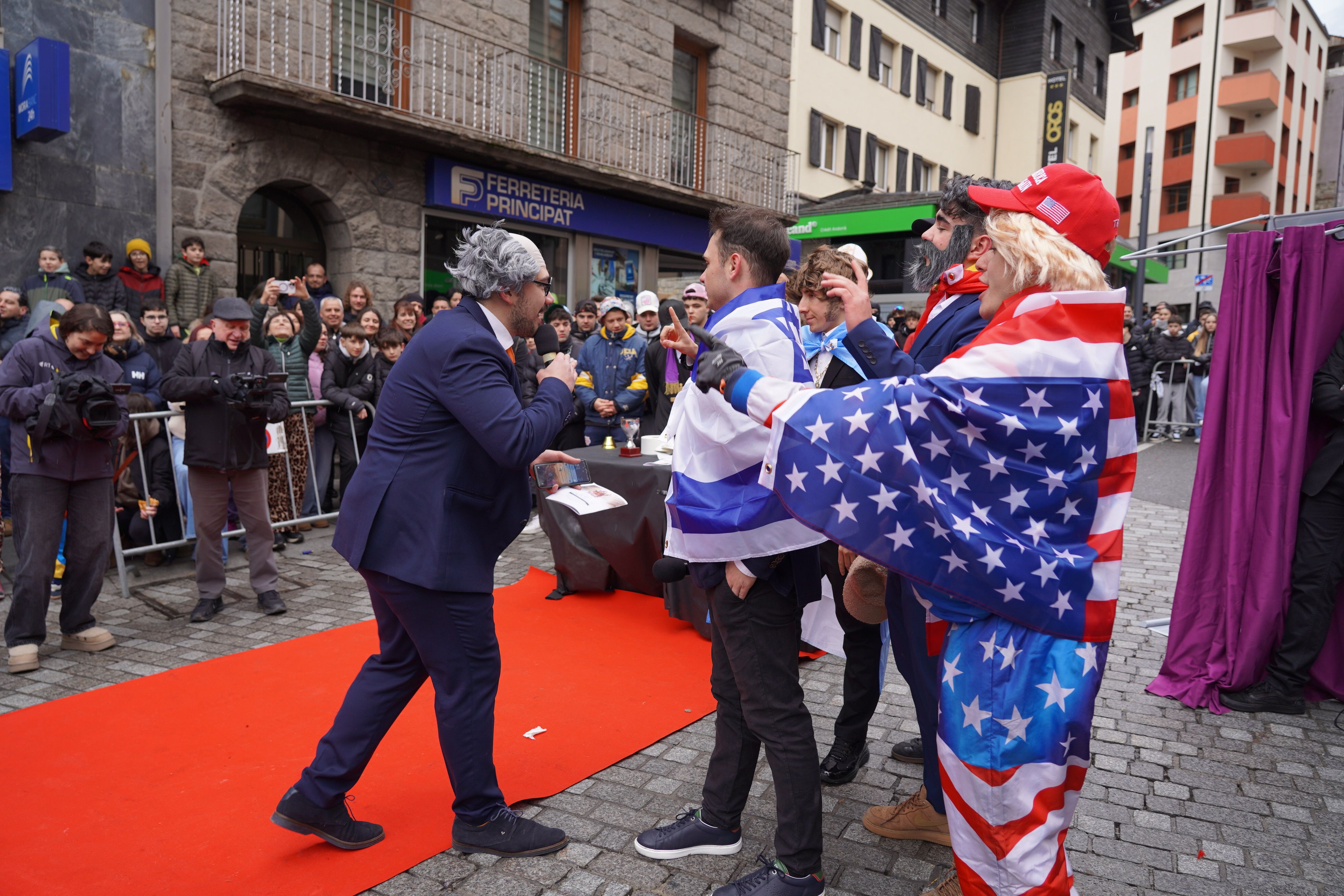 Un Espot postís rebent líders internacionals.