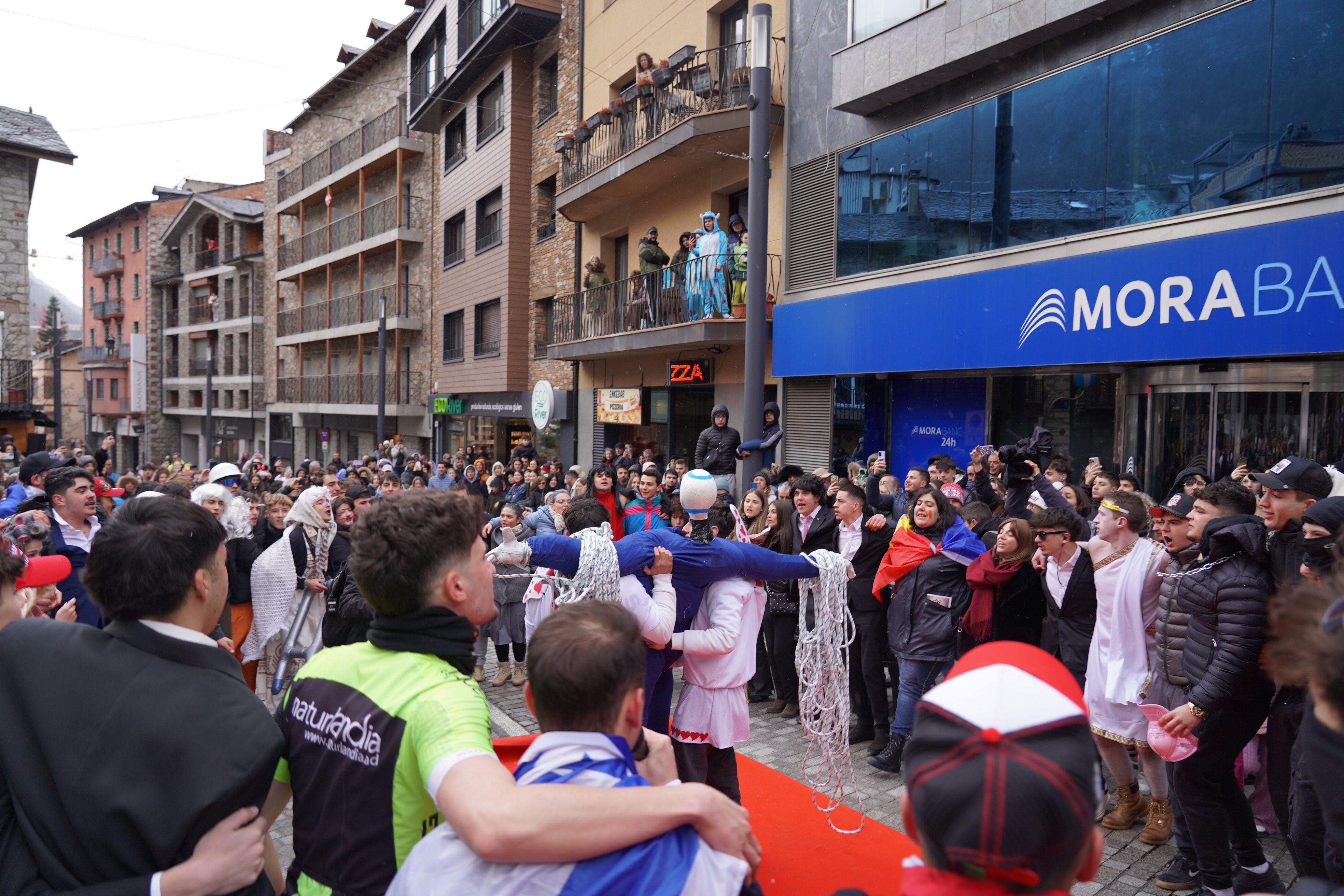 Preparant el rei per ser penjat.