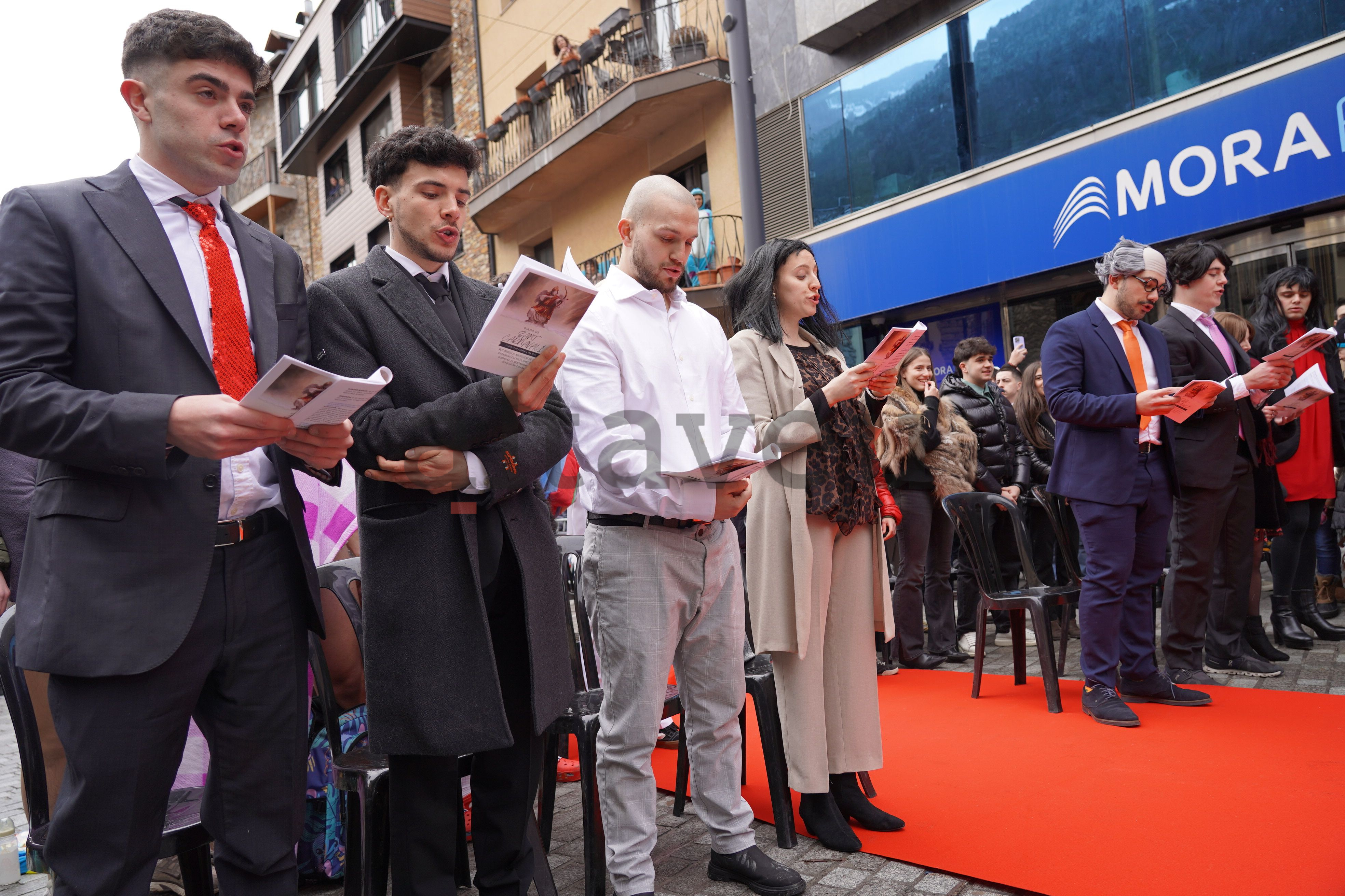 Les autoritats postisses.