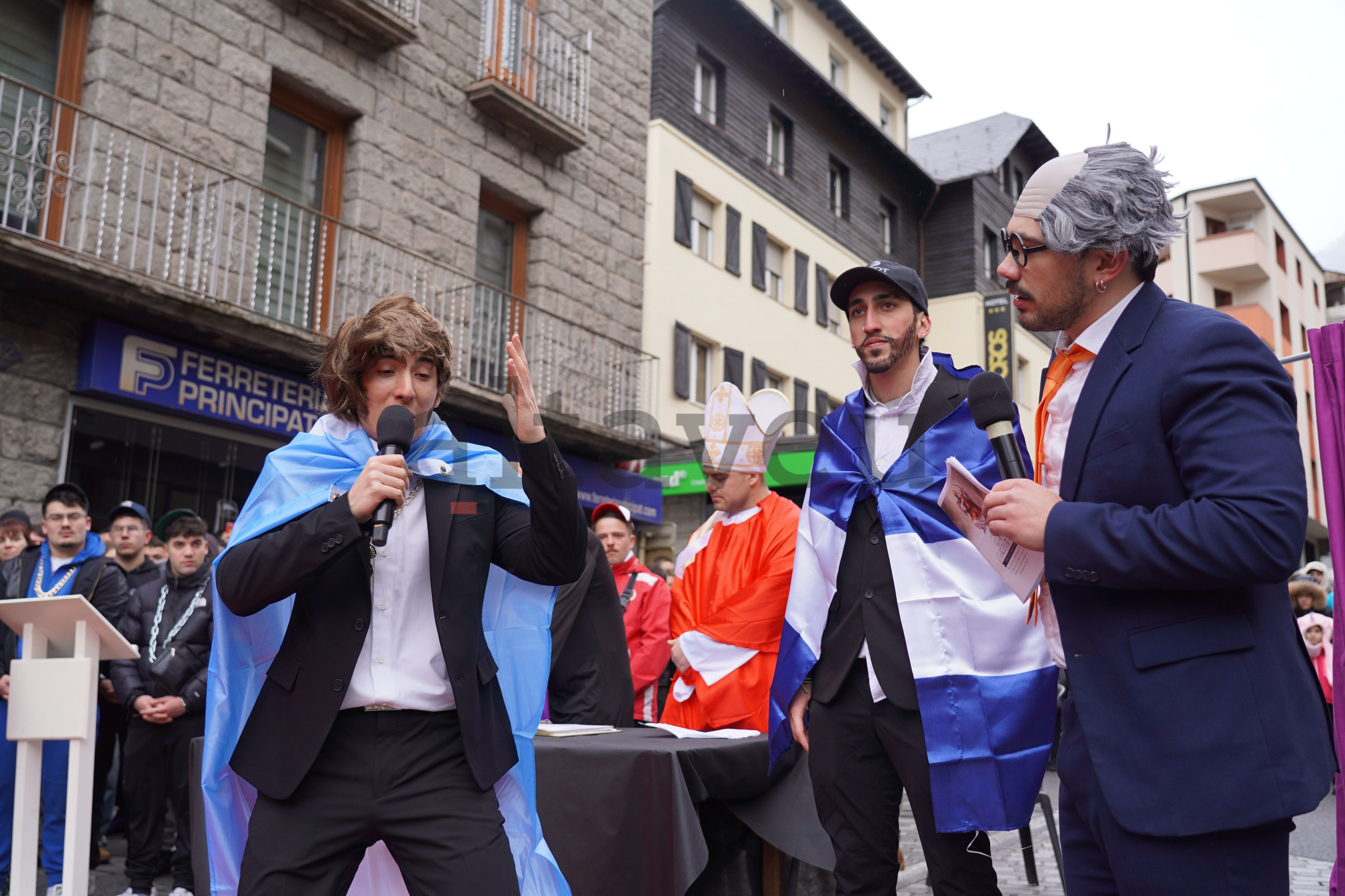 L'Espot postís amb les autoritats internacionals.