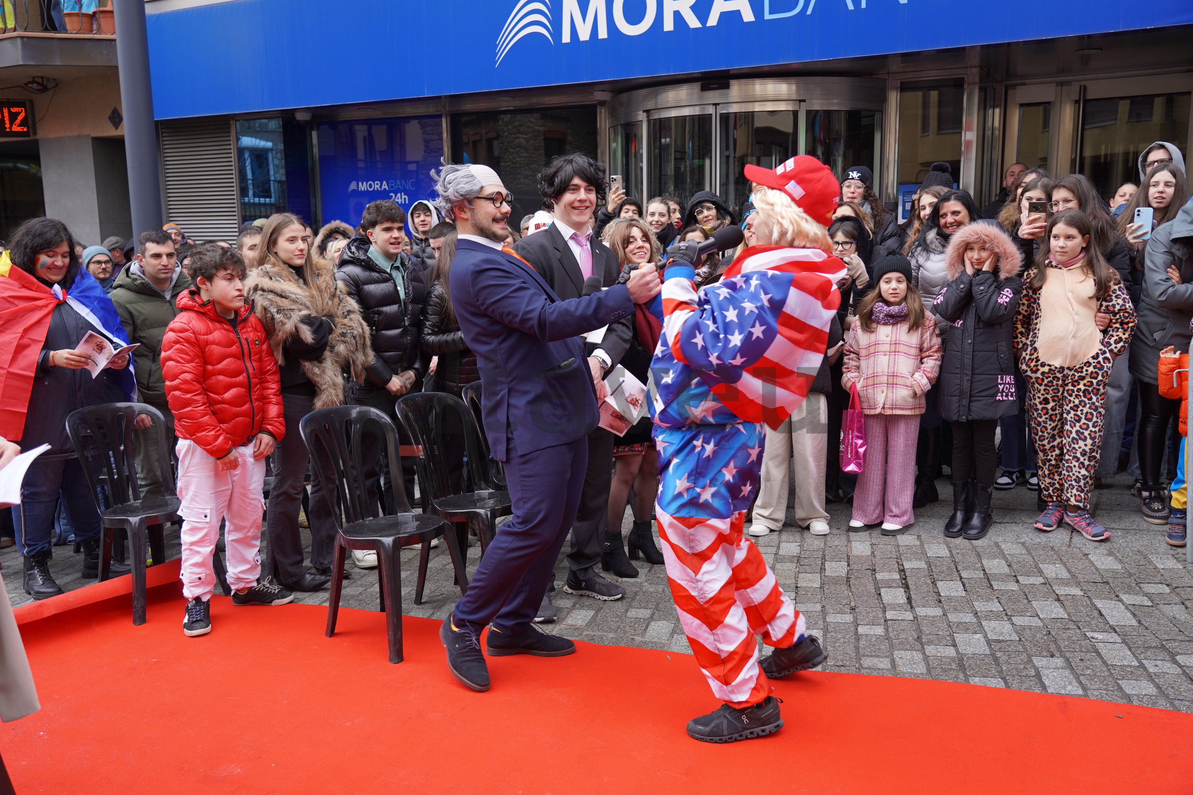 L'Espot postís amb les autoritats internacionals.
