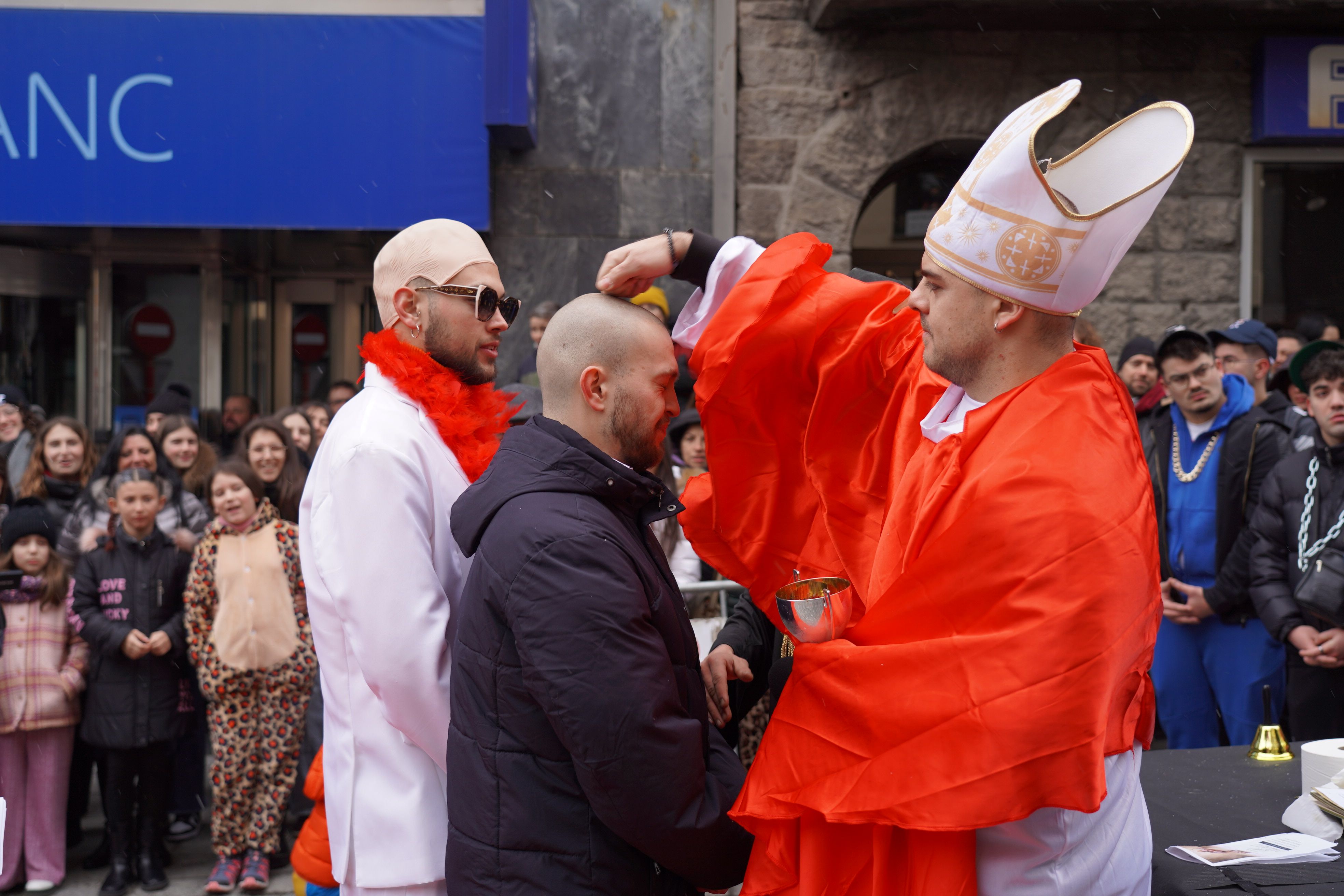 El bisbe de la festa beneïnt el cònsol menor postís.