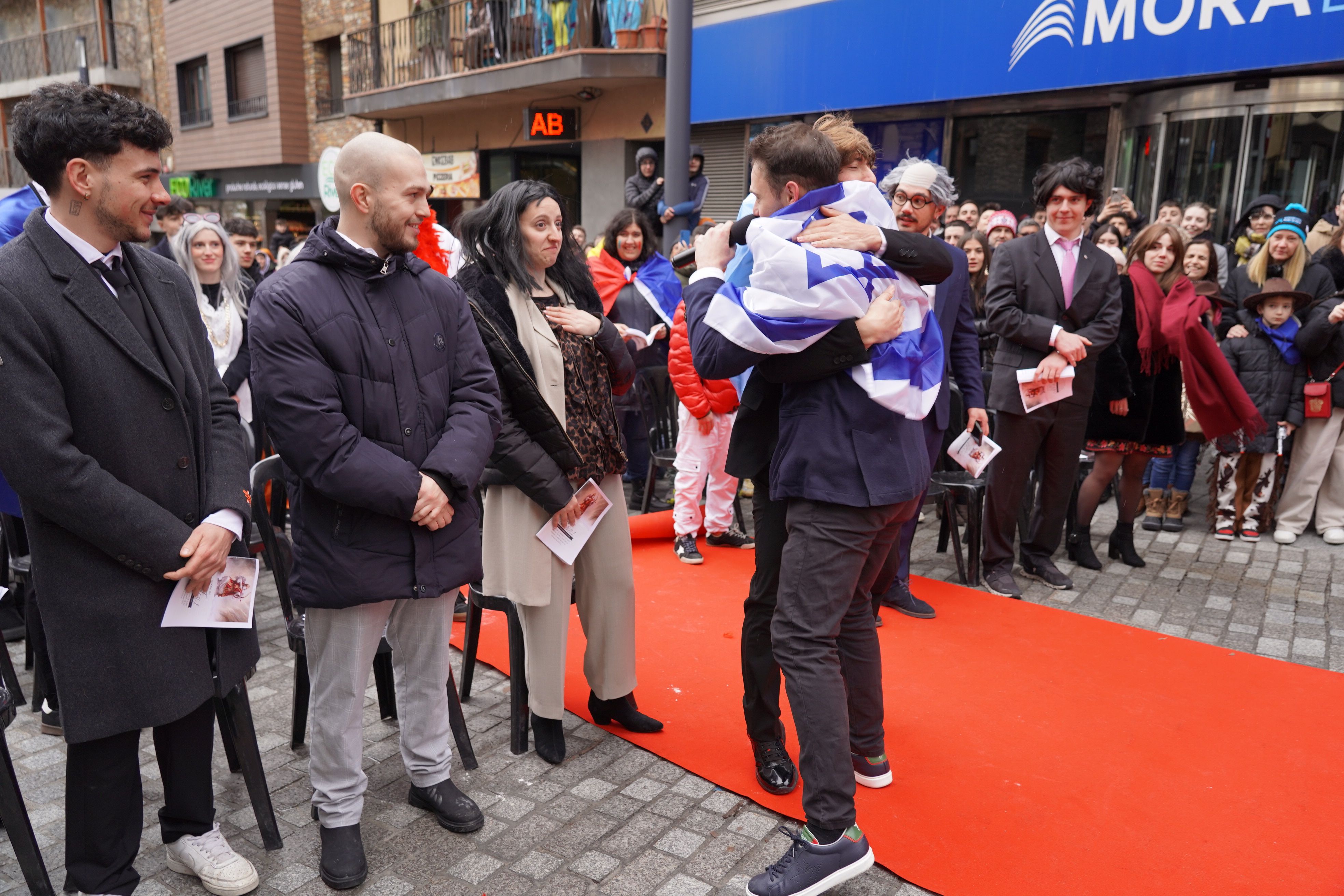 Les autoritats locals observant el paperot que fan les internacionals.