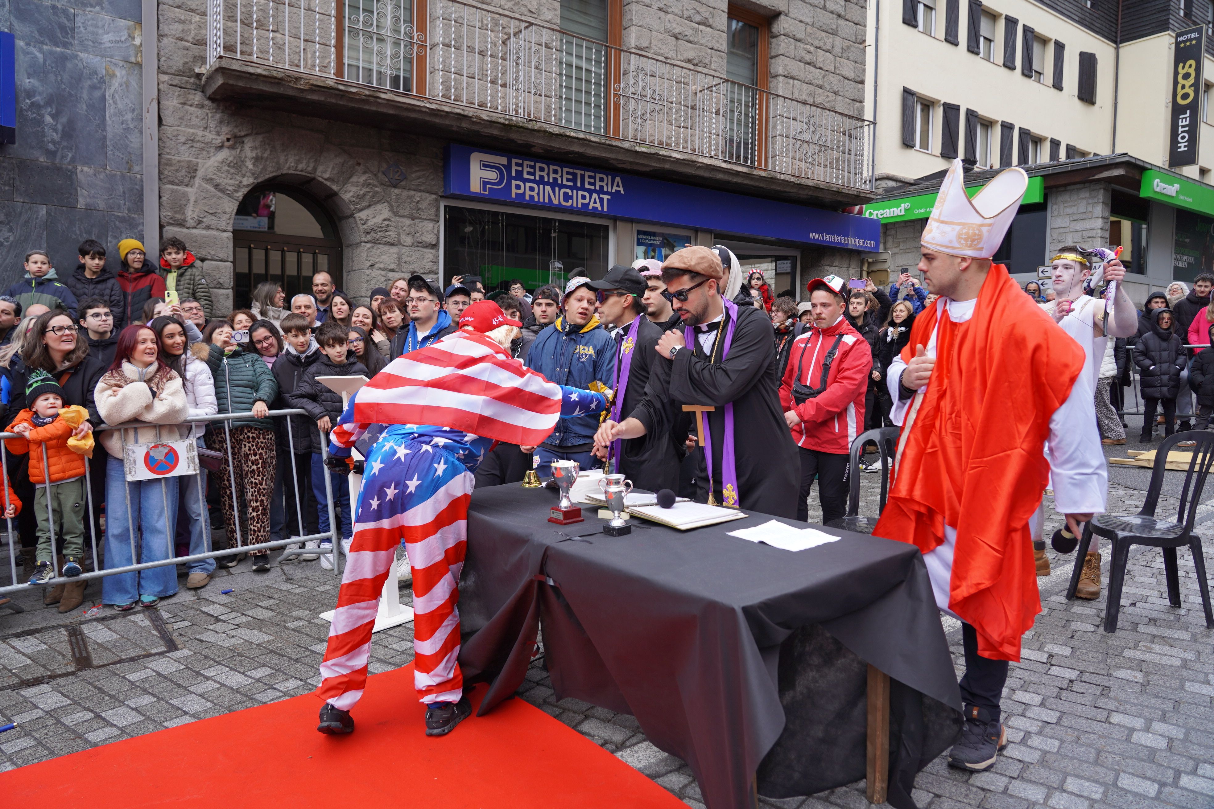 Trump saluda als capellans que oficiaven la missa de Sant Carnavalí.