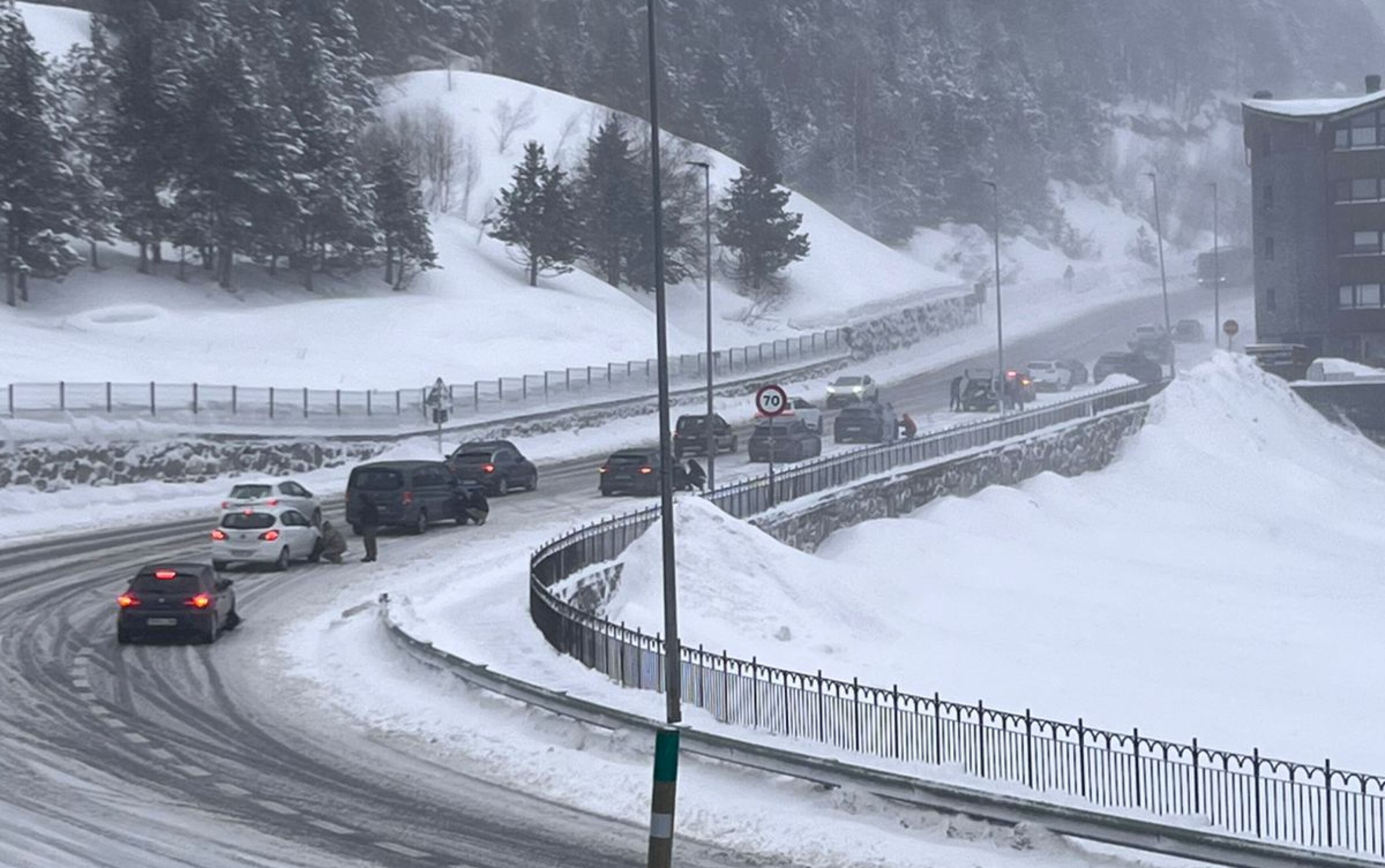 La circulació es comença a complicar a les cotes altes.