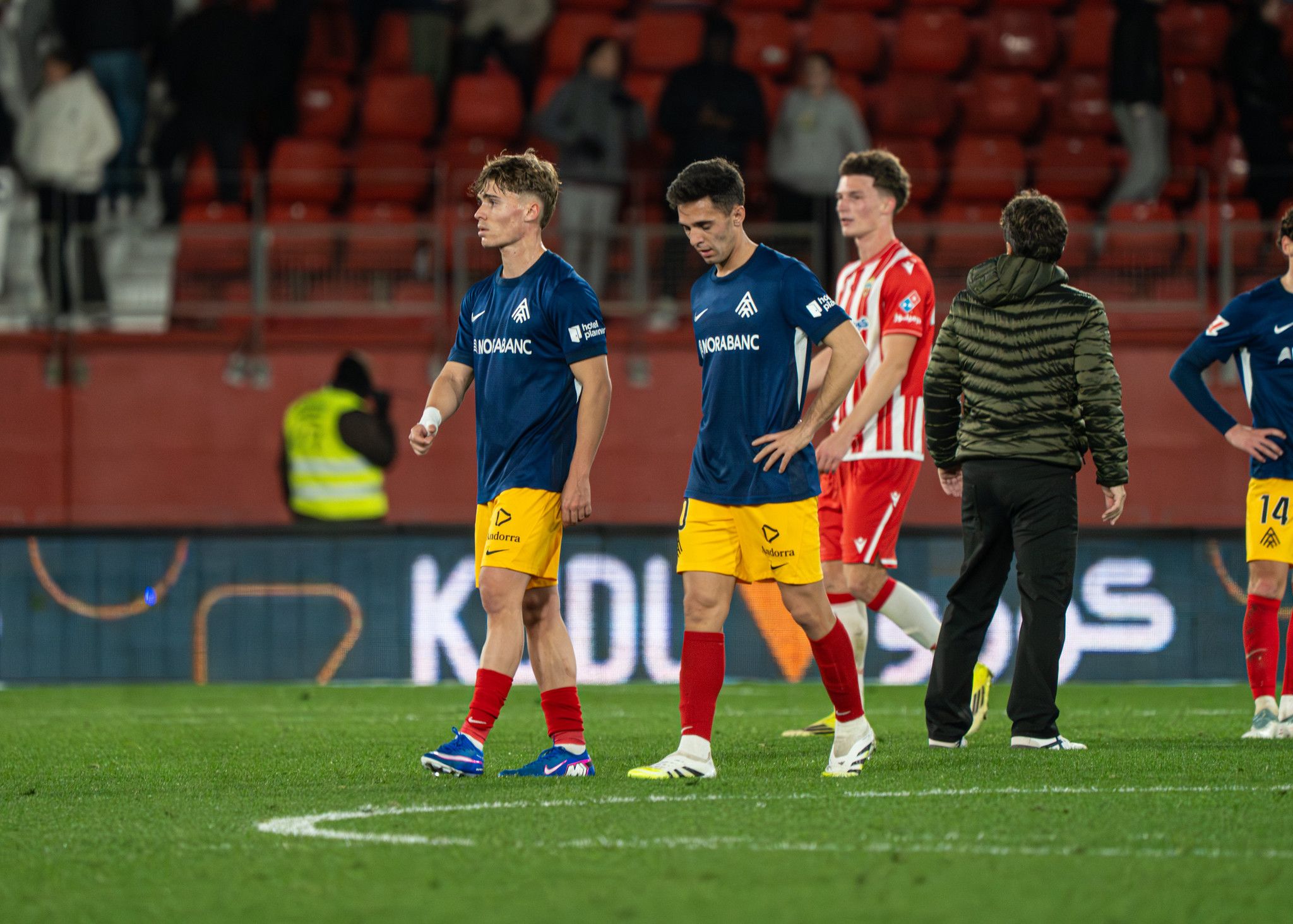Josep Cerdà i Álvaro Martín, capcots després de caure a Almeria. Josep Cerdà i Álvaro Martín, capcots després de caure a Almeria.