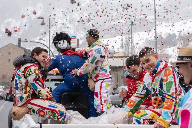 Els Arlequins amb el Rei Carnestoltes. Els Arlequins amb el Rei Carnestoltes.