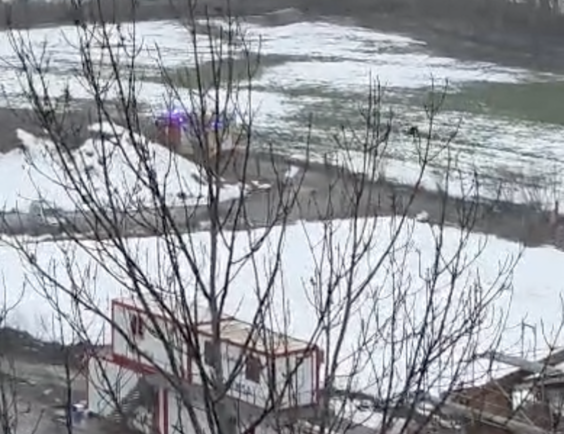 Els bombers actuant en una obra de la Clota Verda per retirar unes fustes.