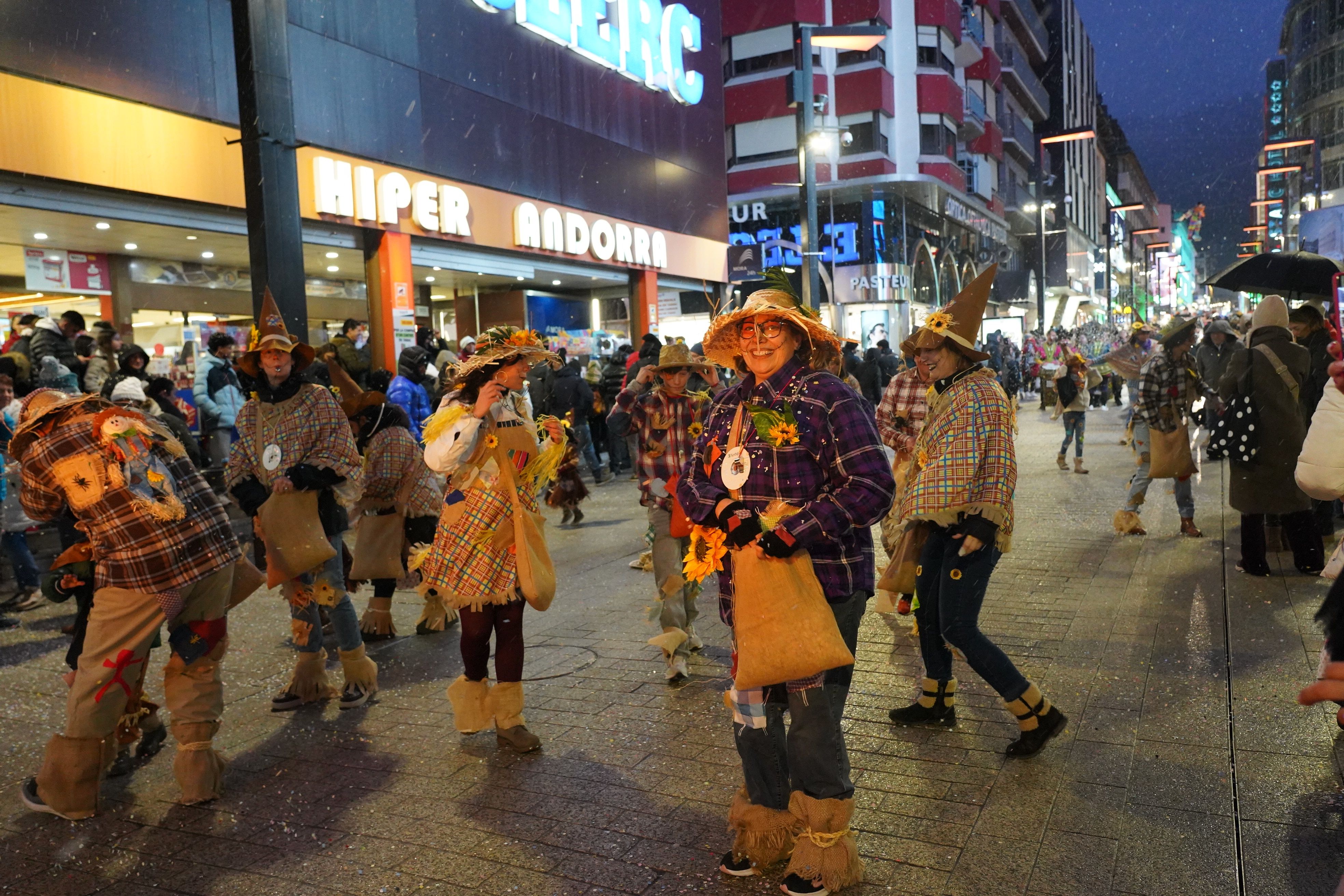 No ha faltat el confeti a la rua per l'avinguda principal. No ha faltat el confeti a la rua per l'avinguda principal.