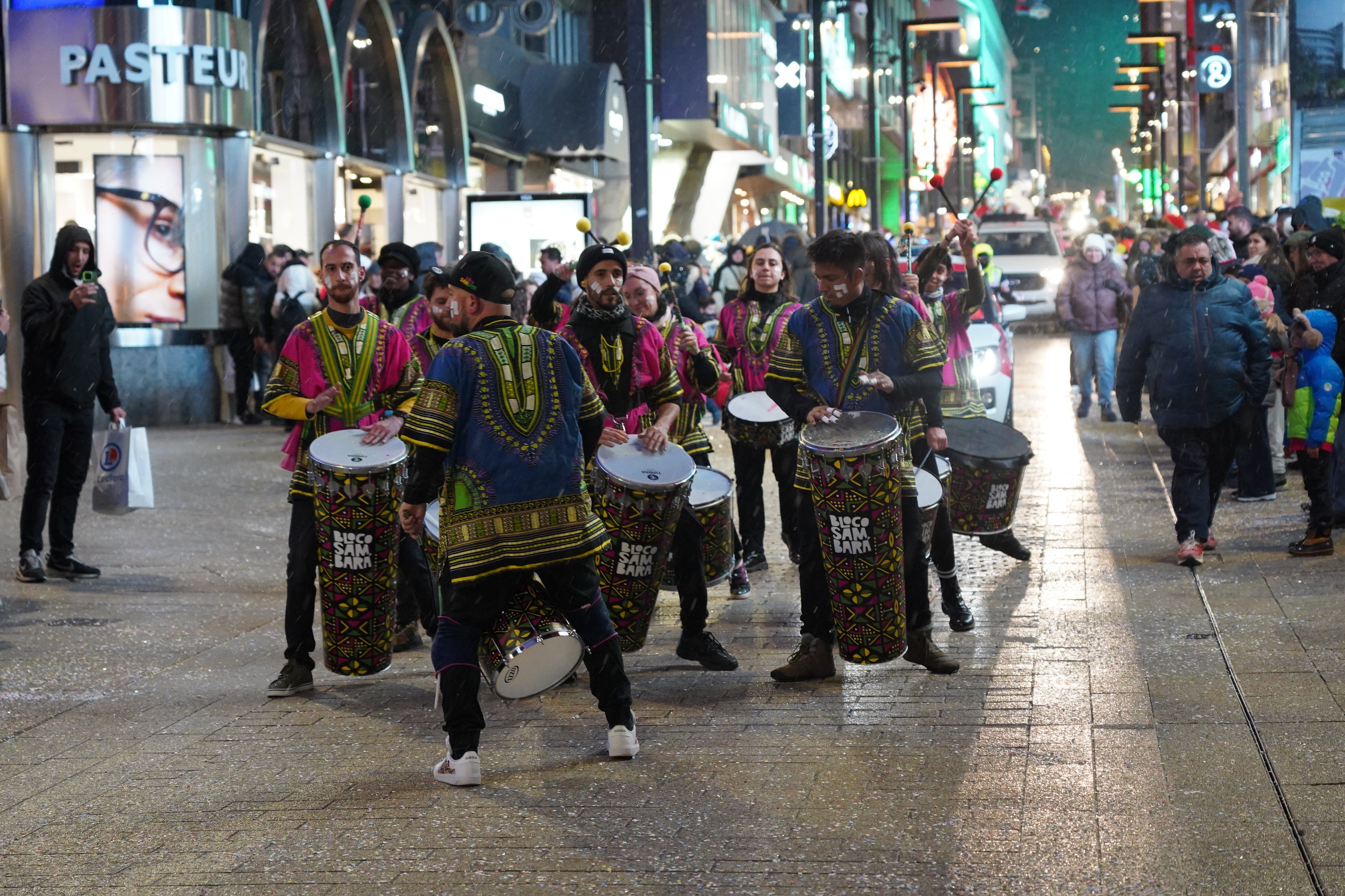La batucada Bloco Sambara ha animat la festa. La batucada Bloco Sambara ha animat la festa.