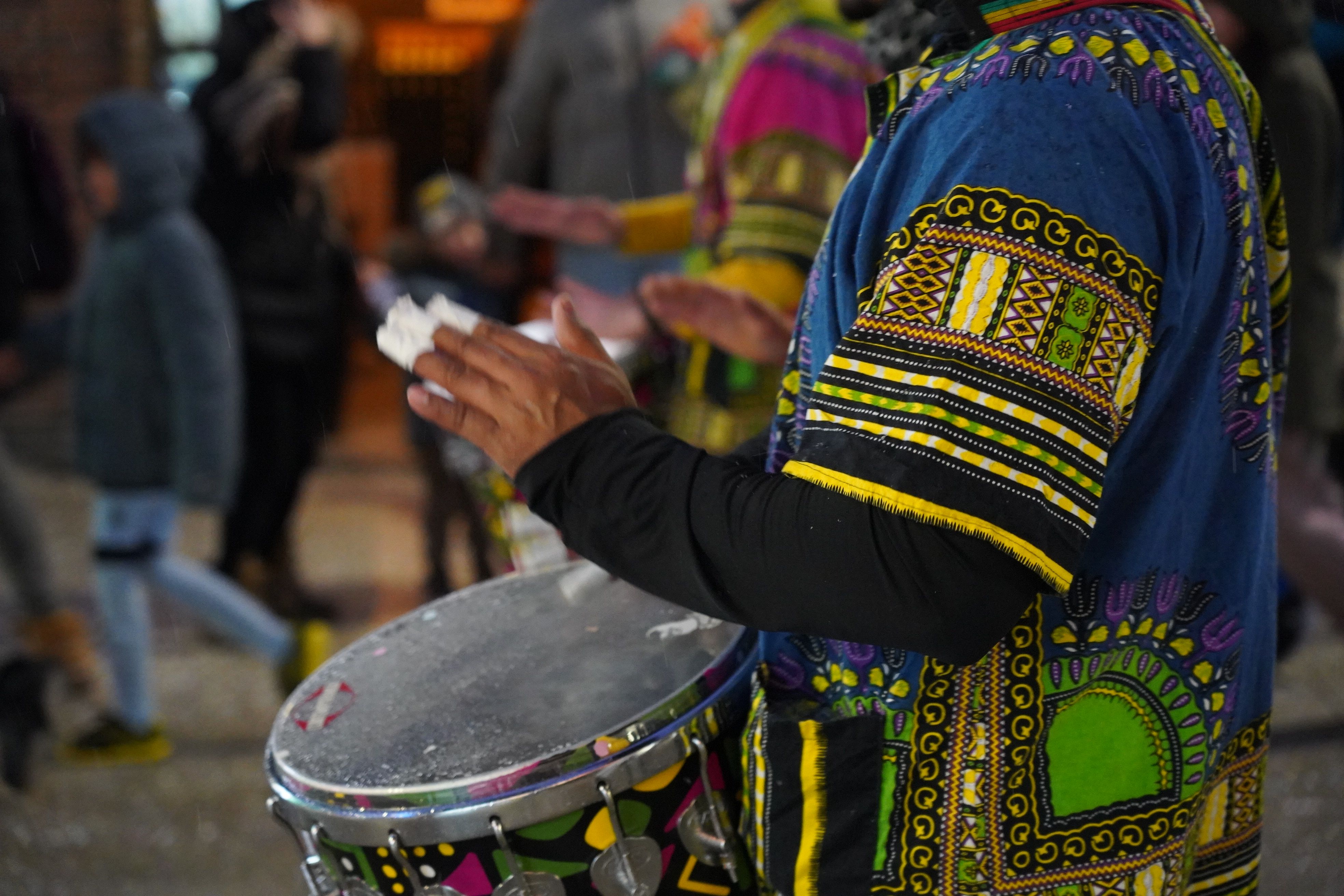 Tambors per escalfar les mans gelades. Tambors per escalfar les mans gelades.