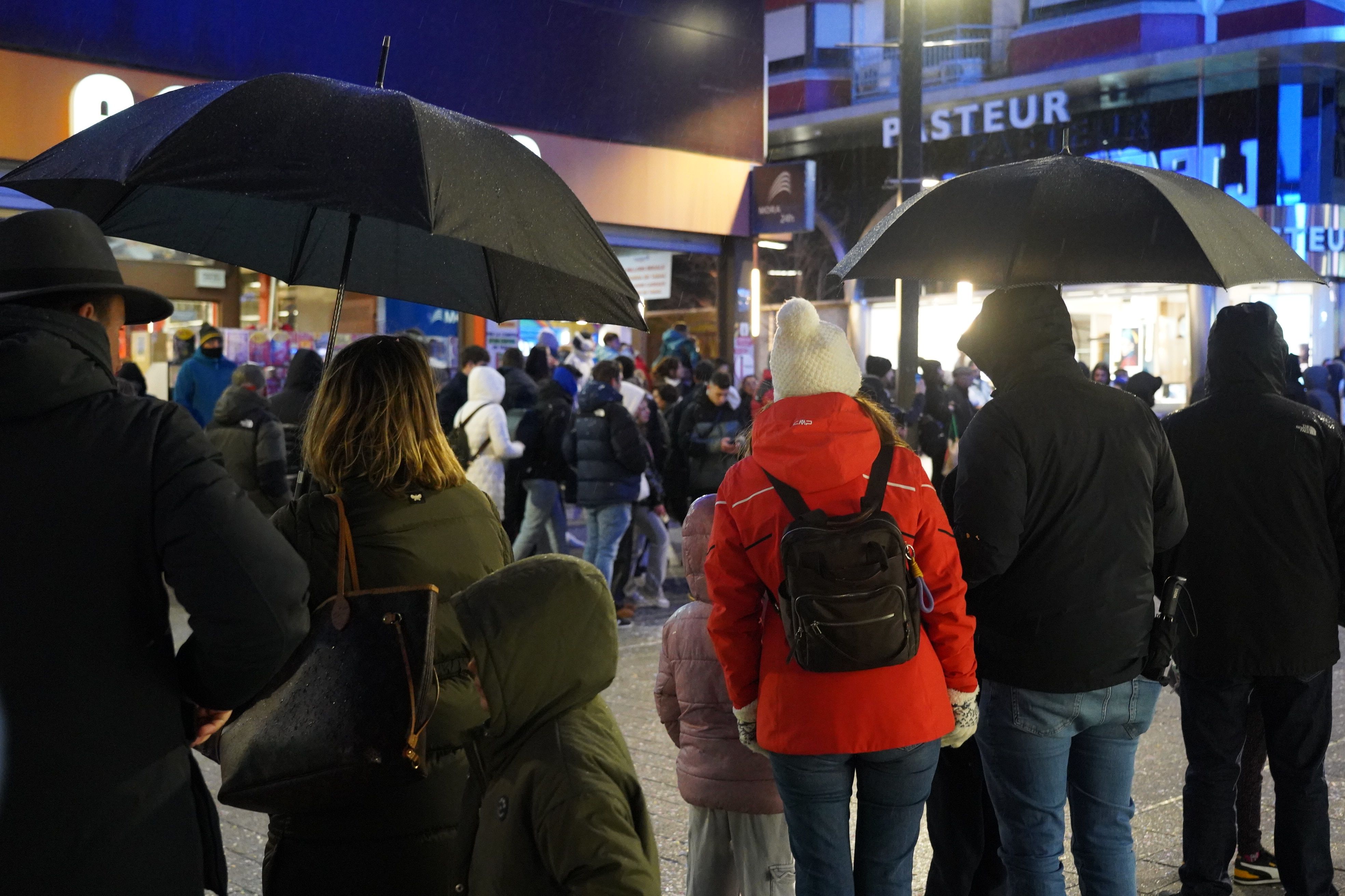 Ha tocat treure el paraigües durant uns moments. Ha tocat treure el paraigües durant uns moments.