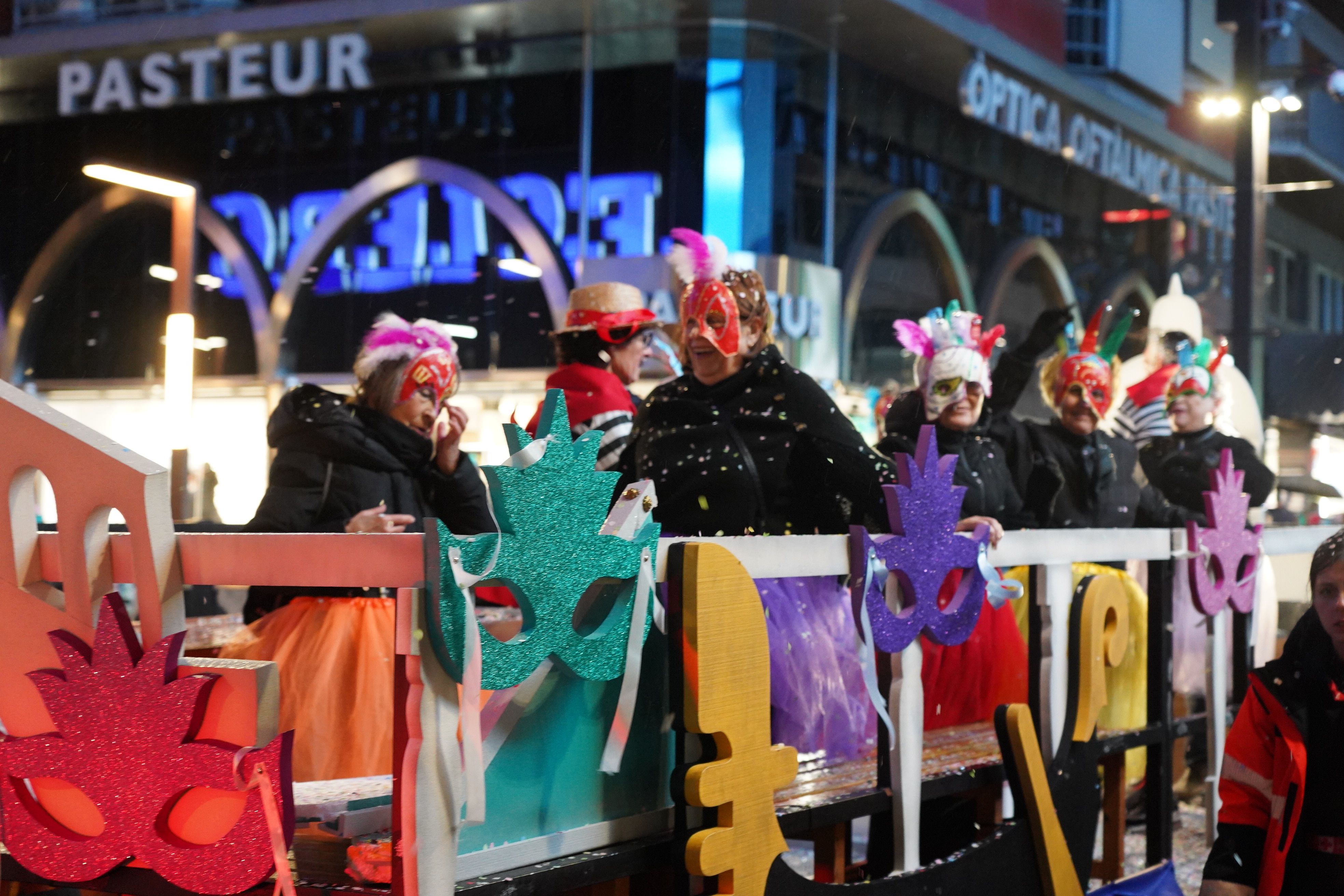 Algunes dones participants, sobre una de les carrosses. Algunes dones participants, sobre una de les carrosses.