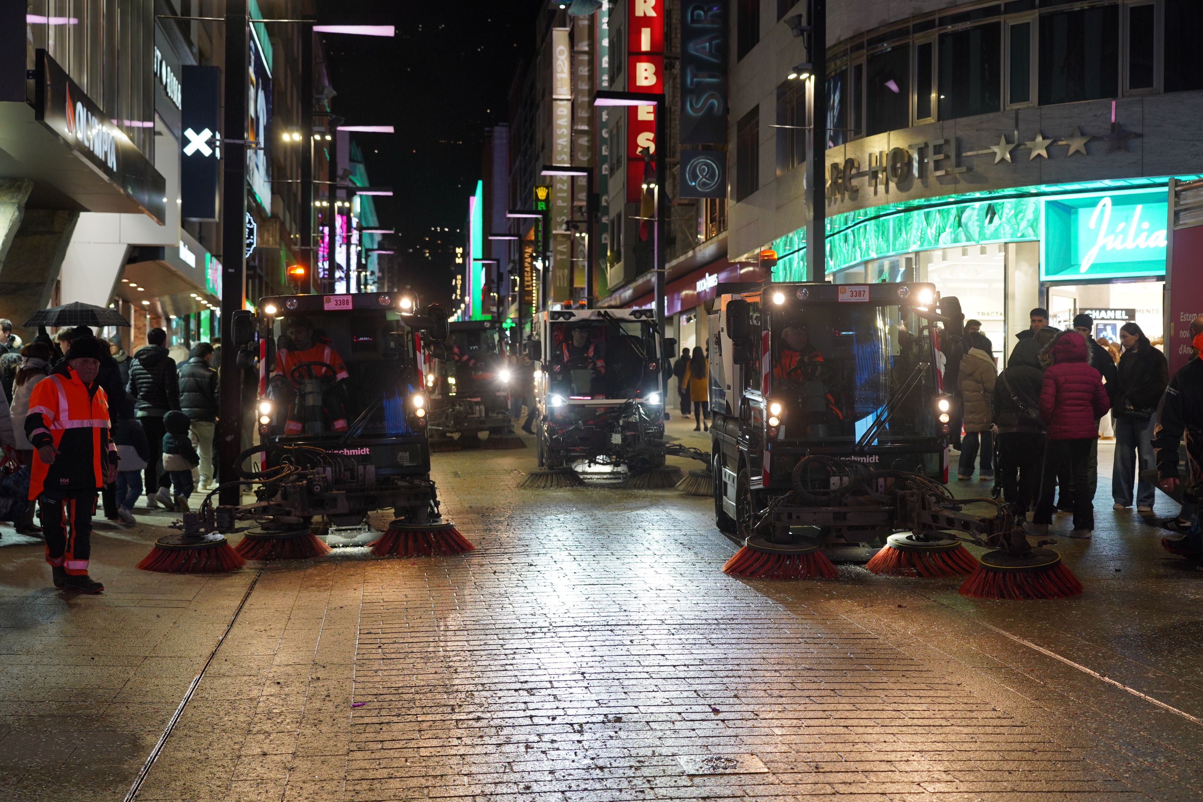 Els escombriaires, recollint tot el confeti a l'avinguda Meritxell. Els escombriaires, recollint tot el confeti a l'avinguda Meritxell.