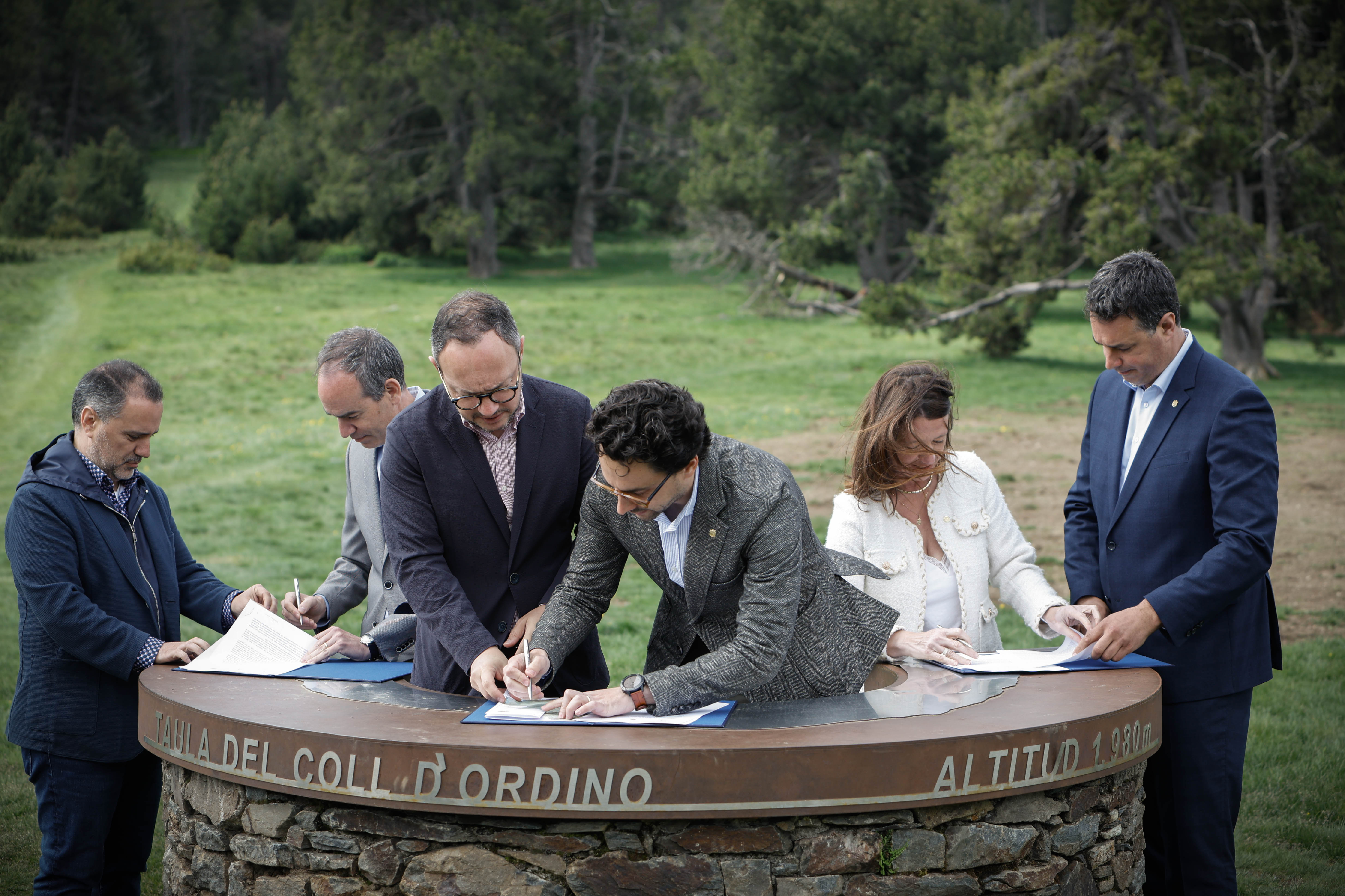 Xavier Espot, Guillem Casal, Jordi Alcobé, Marc Casal, Maria del Mar Coma i Eduard Betriu firmant l'acord pel nou parc natural. Xavier Espot, Guillem Casal, Jordi Alcobé, Marc Casal, Maria del Mar Coma i Eduard Betriu firmant l'acord pel nou parc natural.