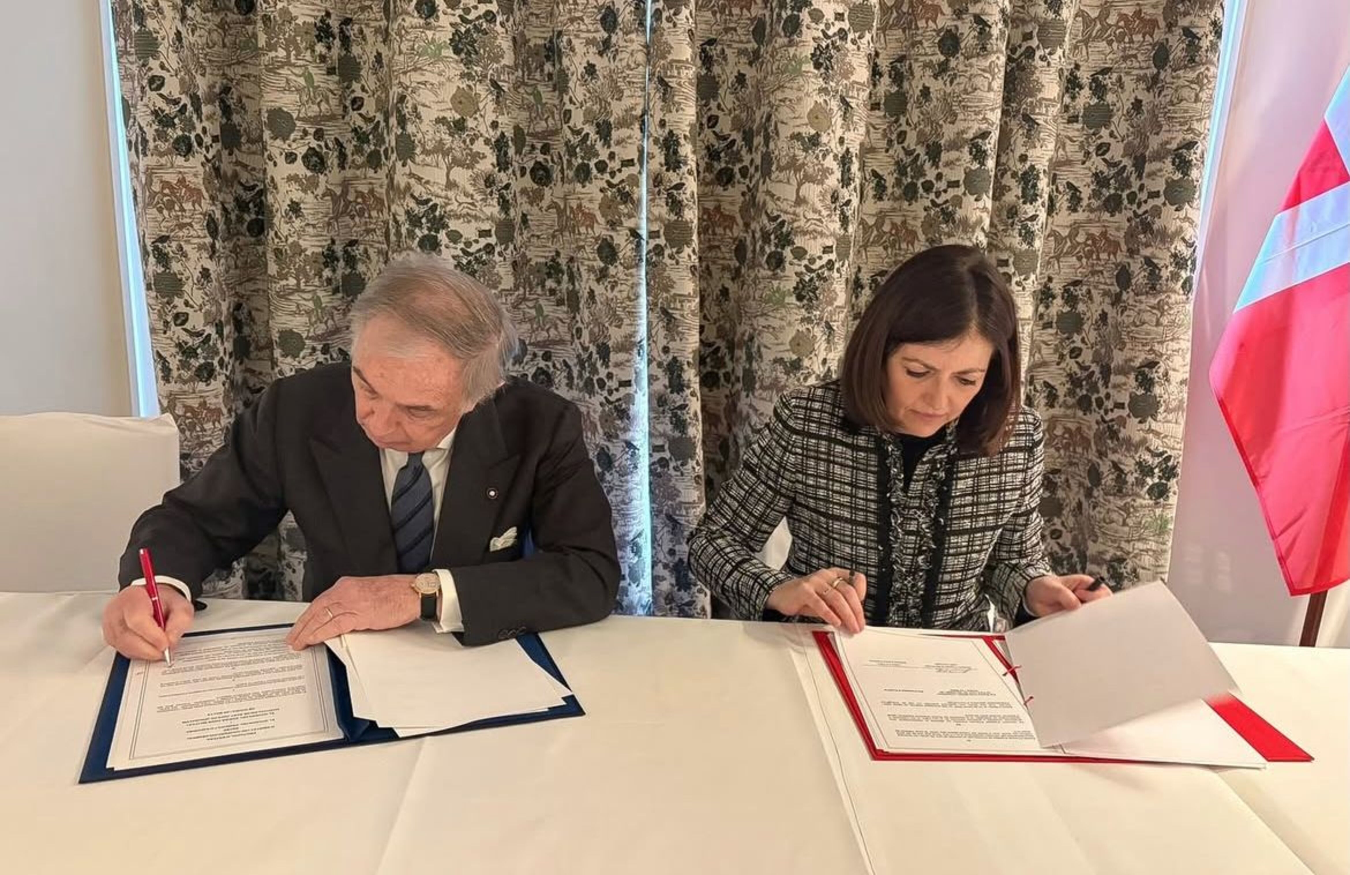 Riccardo Paternò di Montecupo i Imma Tor signant el protocol d'entesa.