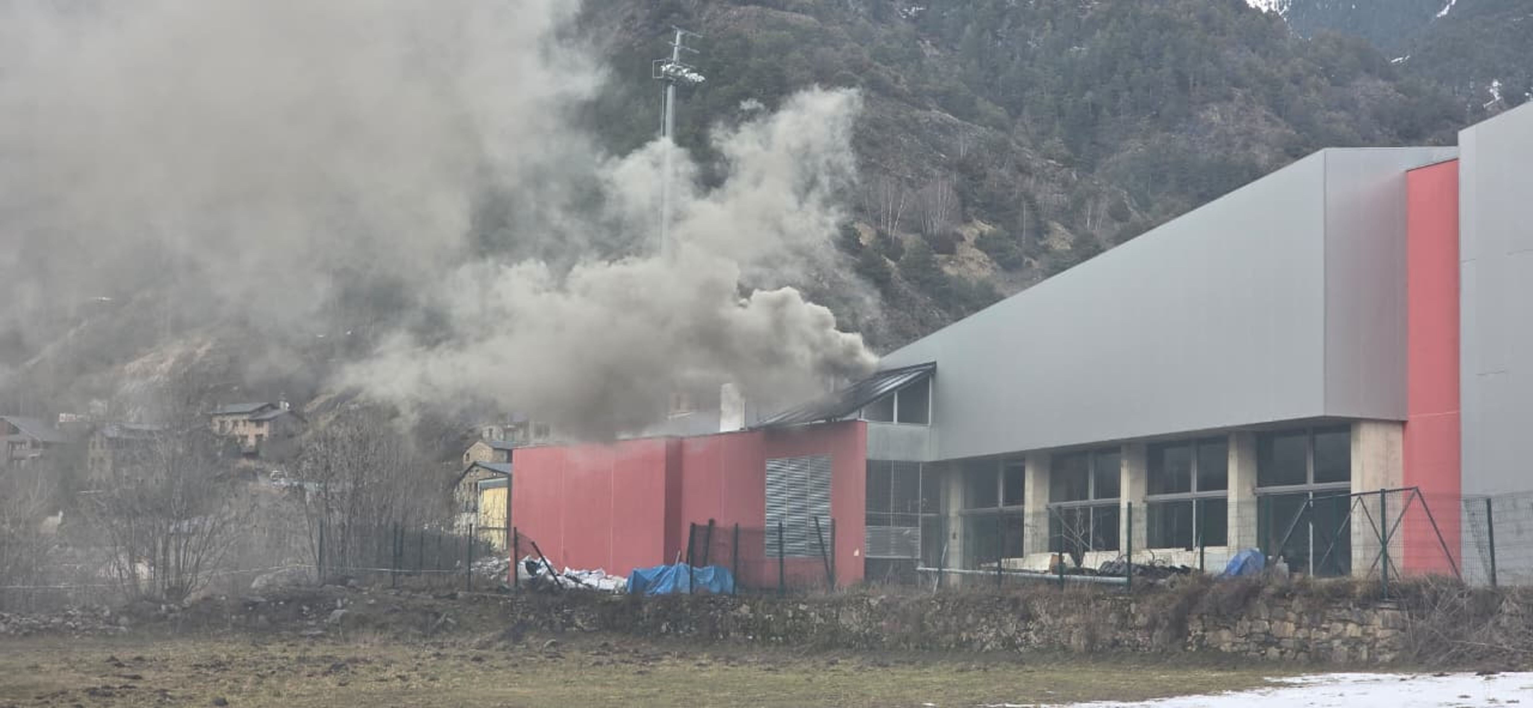 El fum negre i espès que sortia del centre de tecnificació.