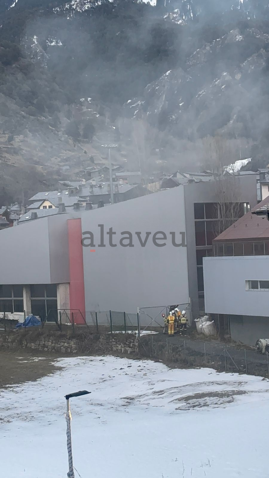 Els bombers arribant a lloc.