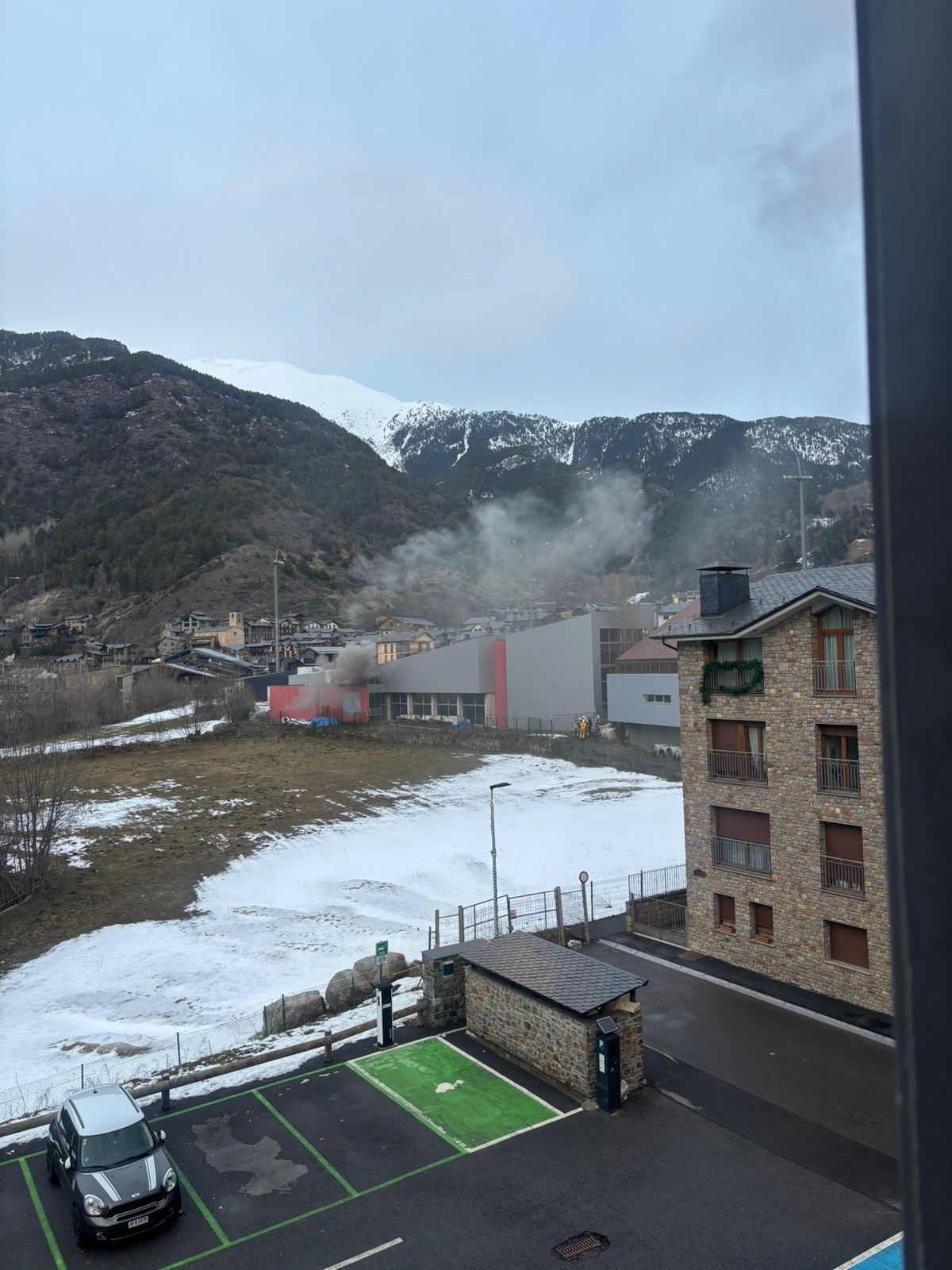 Els bombers arribant a lloc.