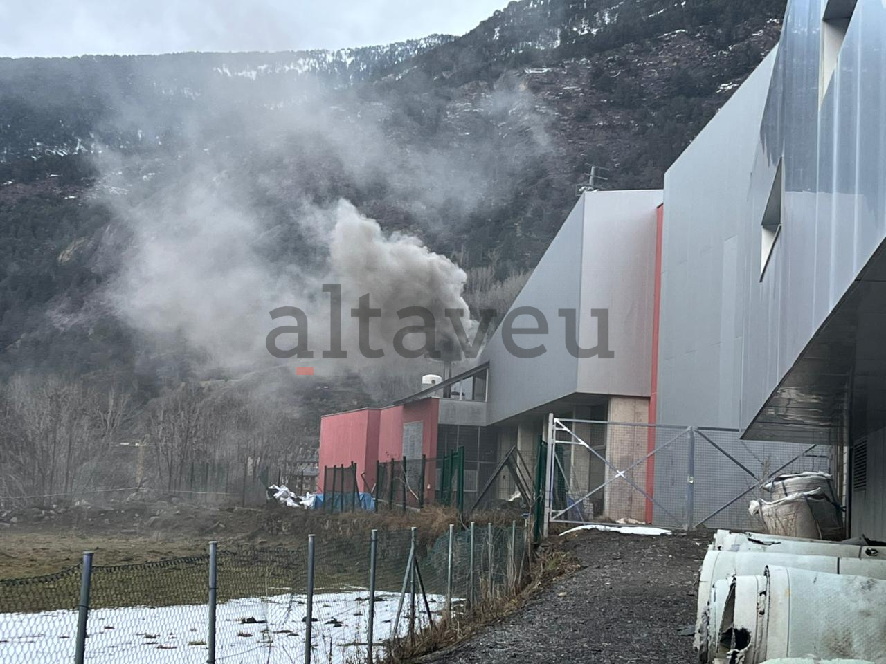 Els bombers arribant a lloc.