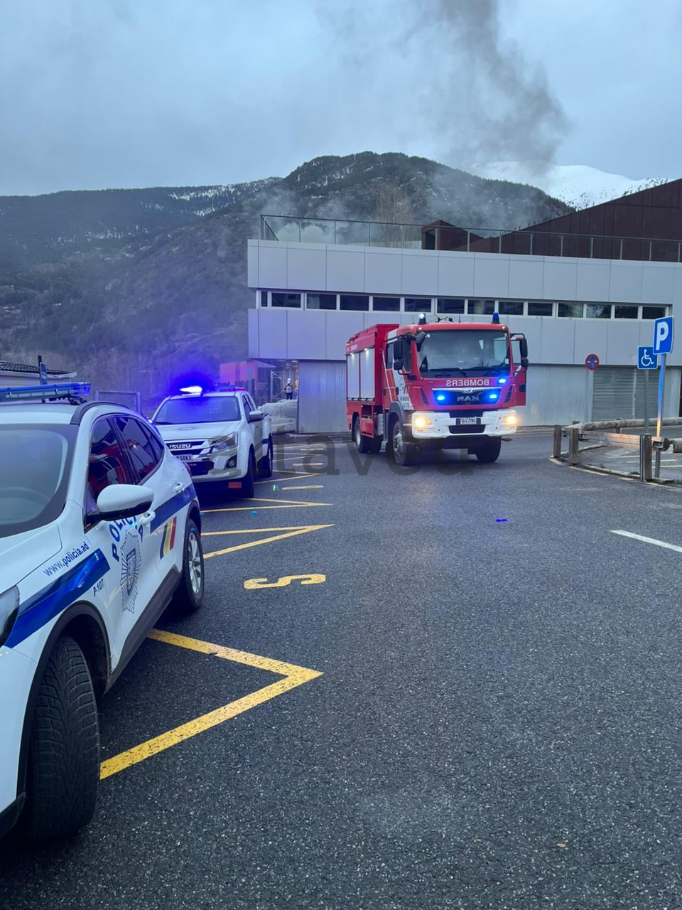 Bombers i policia sobre lloc.