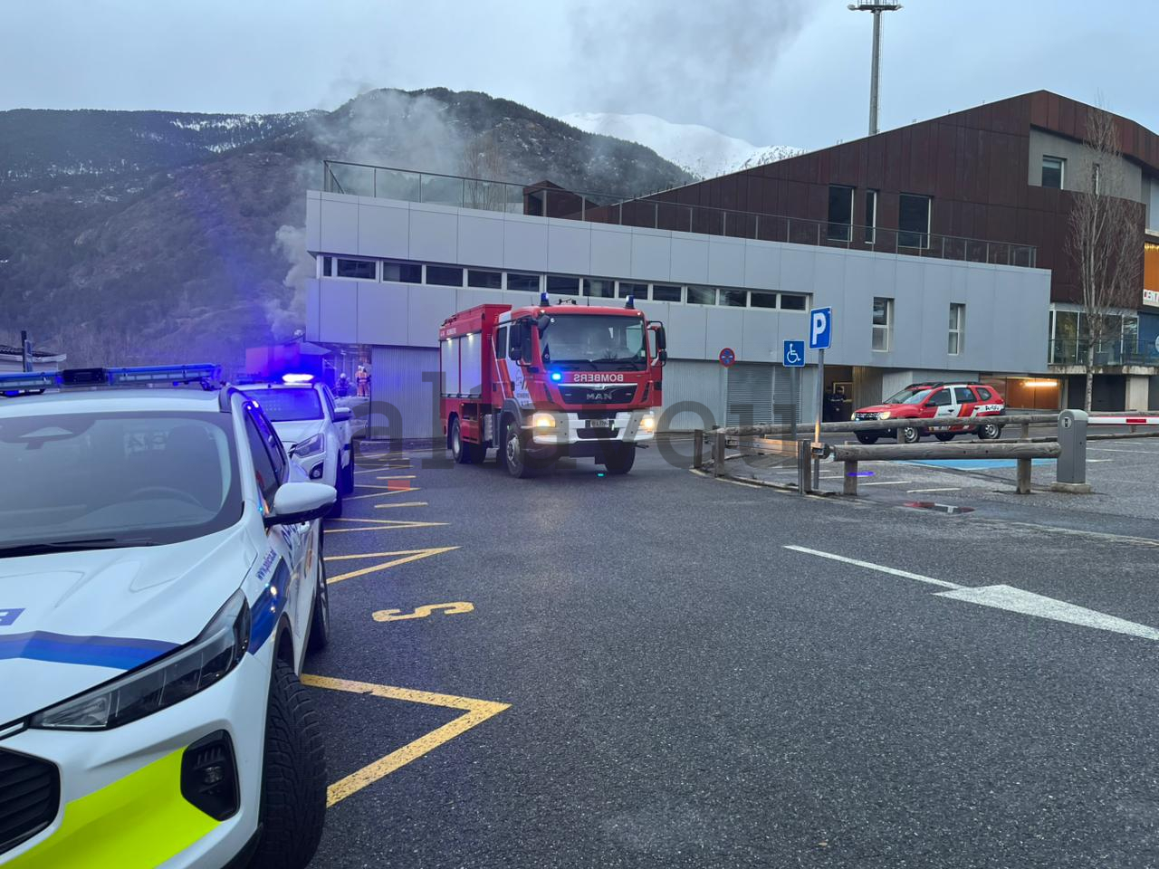 Bombers i policia sobre lloc.