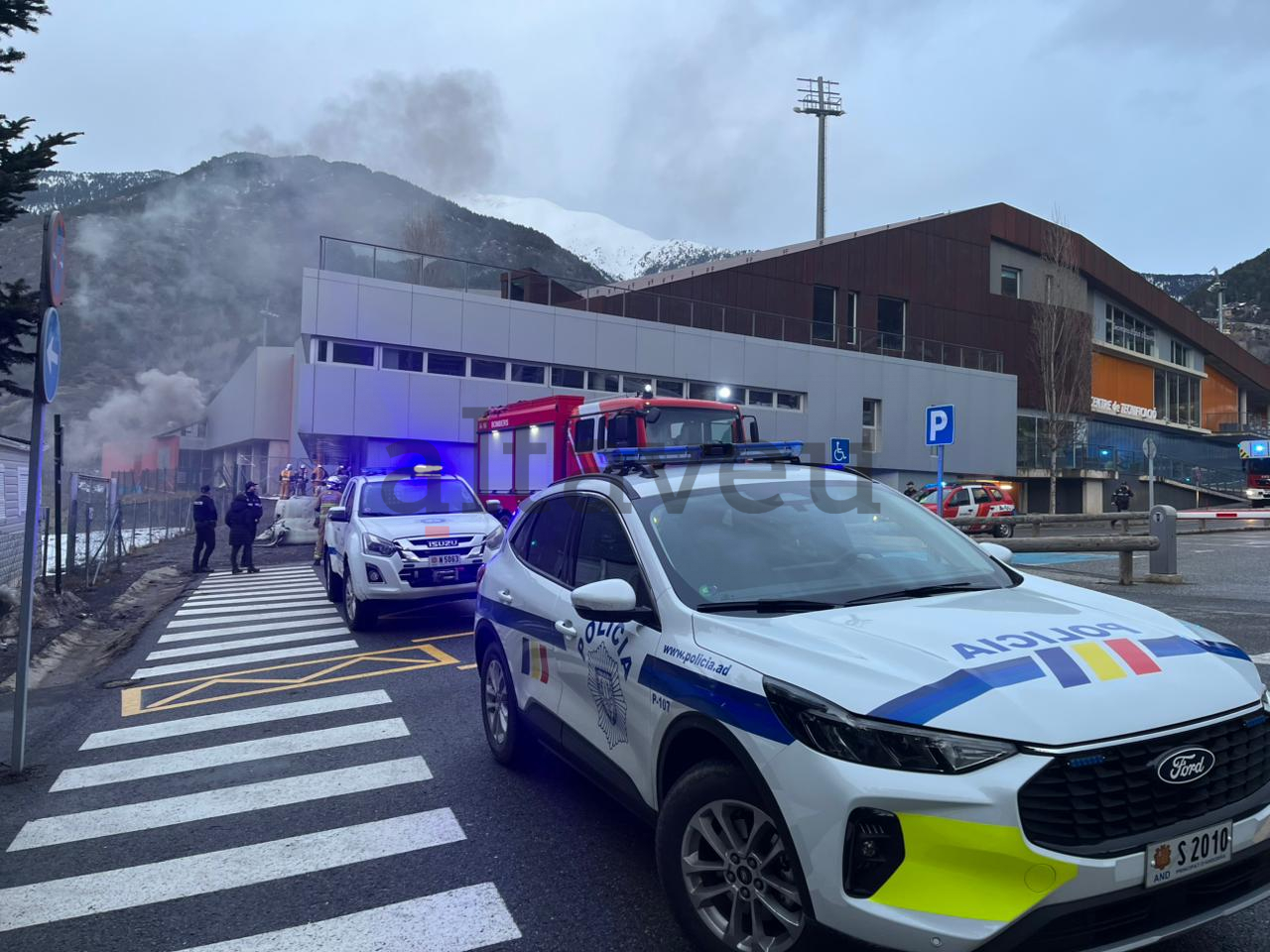 Bombers i policia sobre lloc.