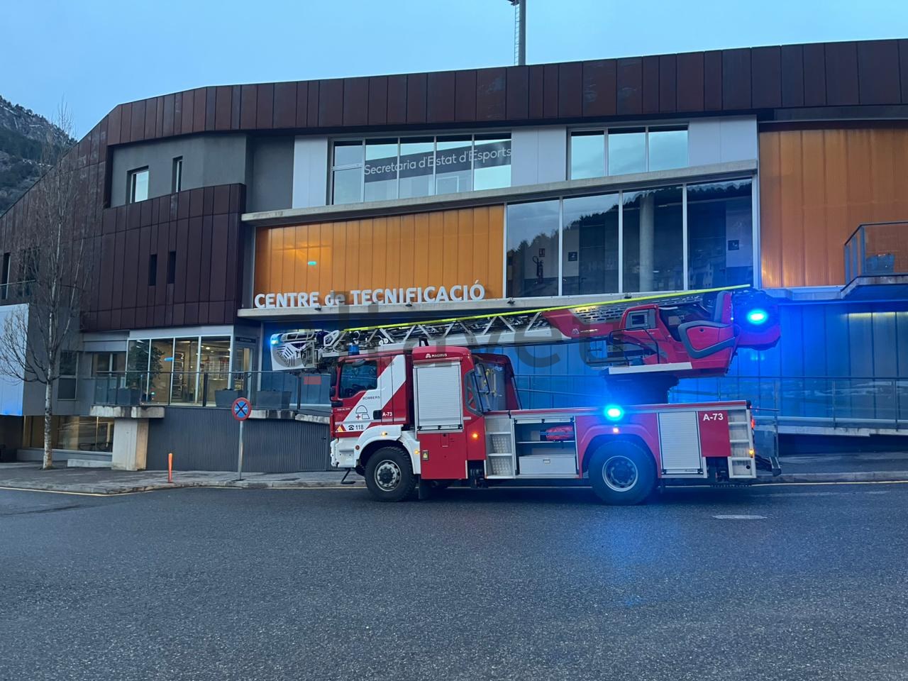Bombers i policia sobre lloc.