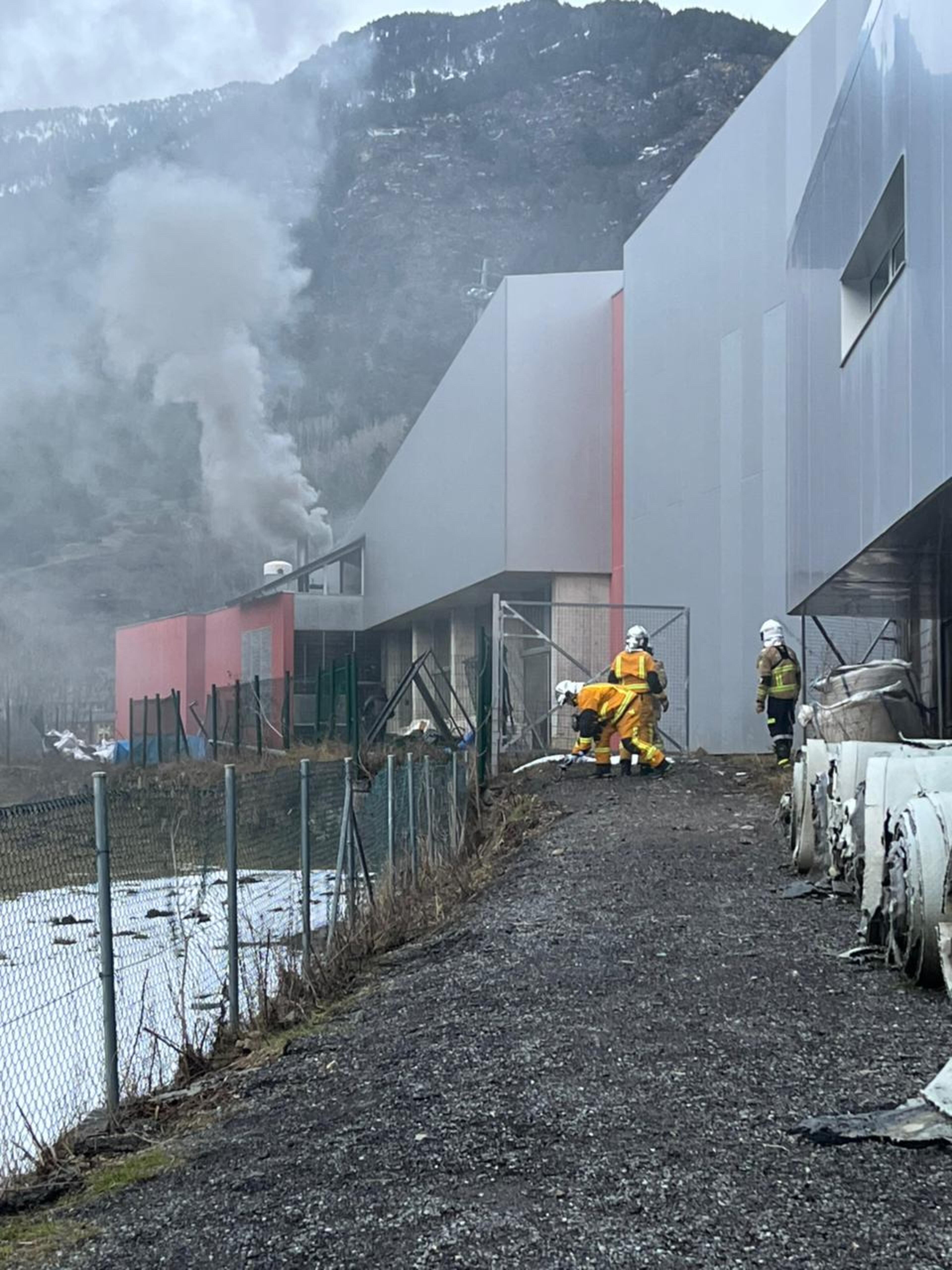 Els bombers inicien la seva actuació encara amb el fum força viu.