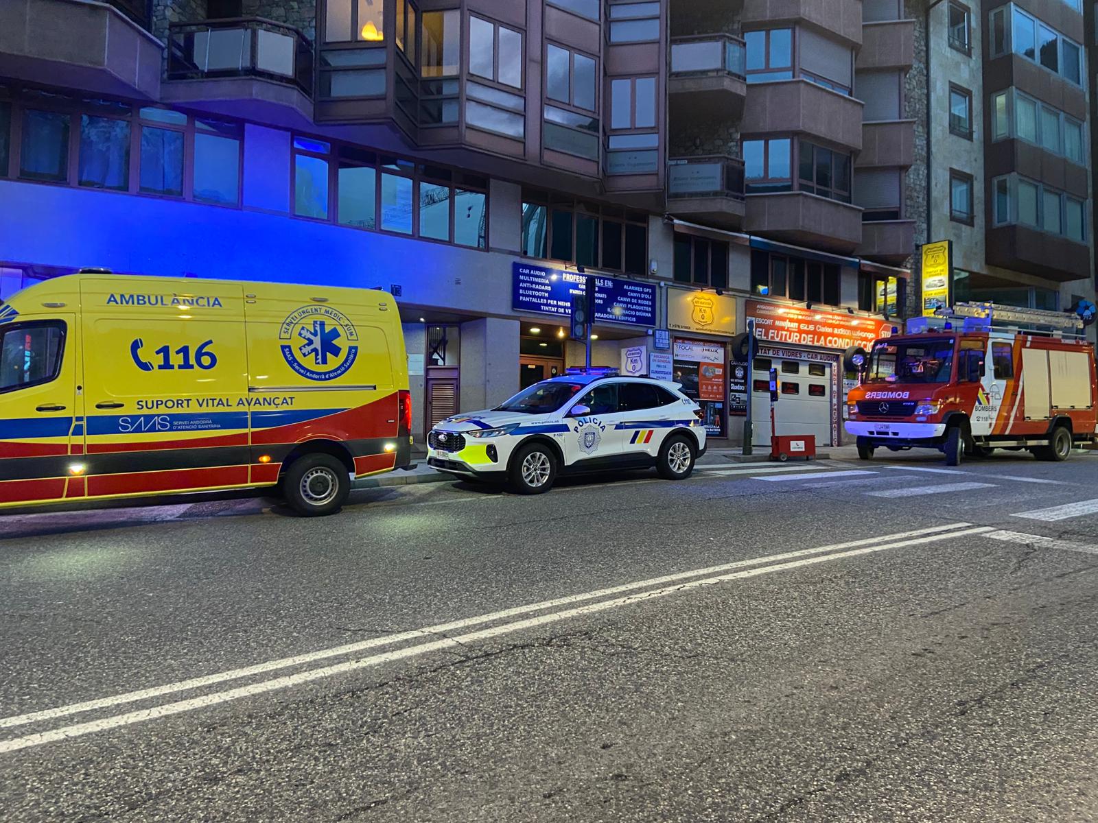 Ambulància, cotxe de policia i camió dels bombers al lloc del requeriment.