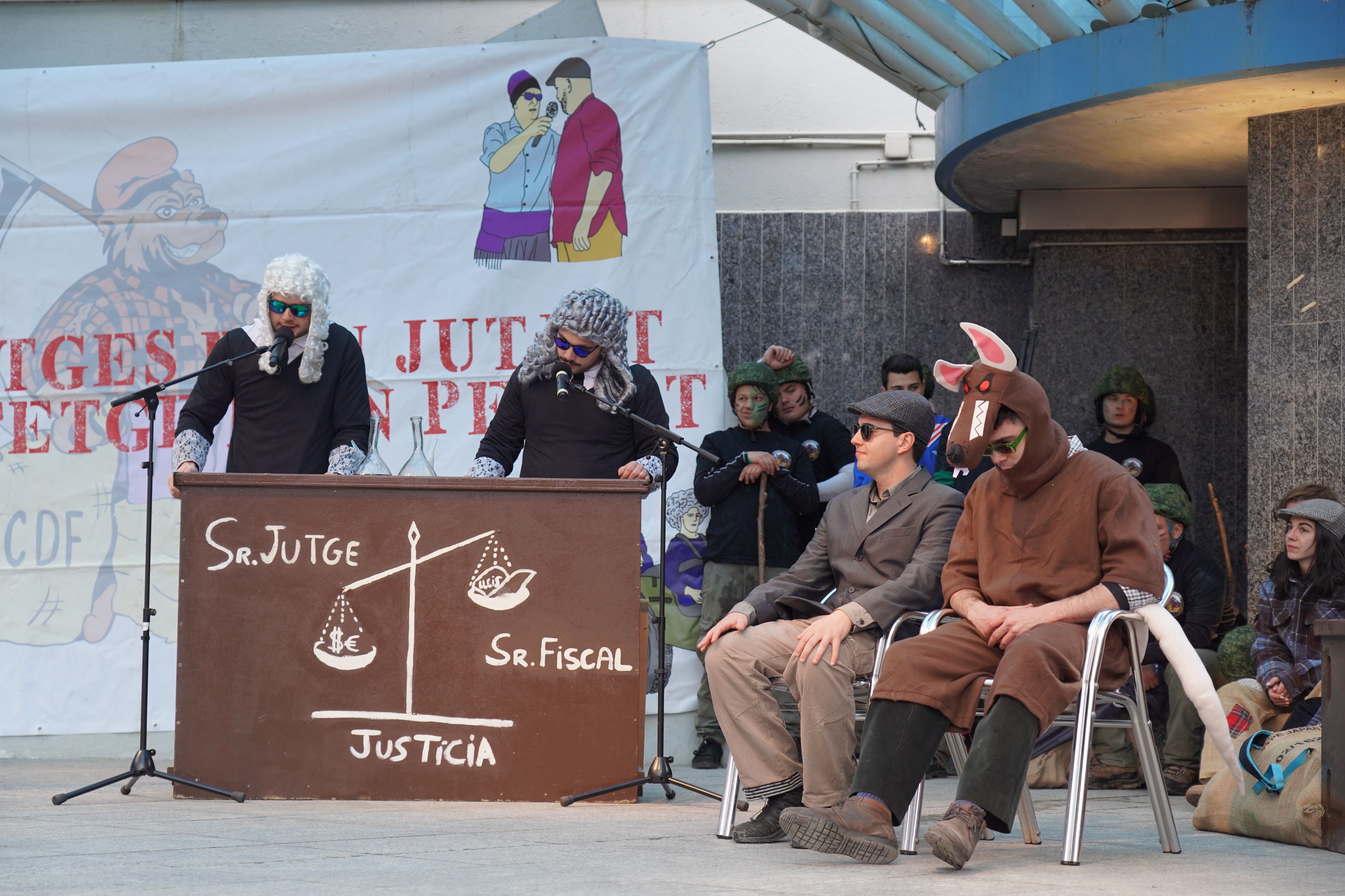 Albert Roig i l'Ossa ordinenca a la banqueta dels acusats.