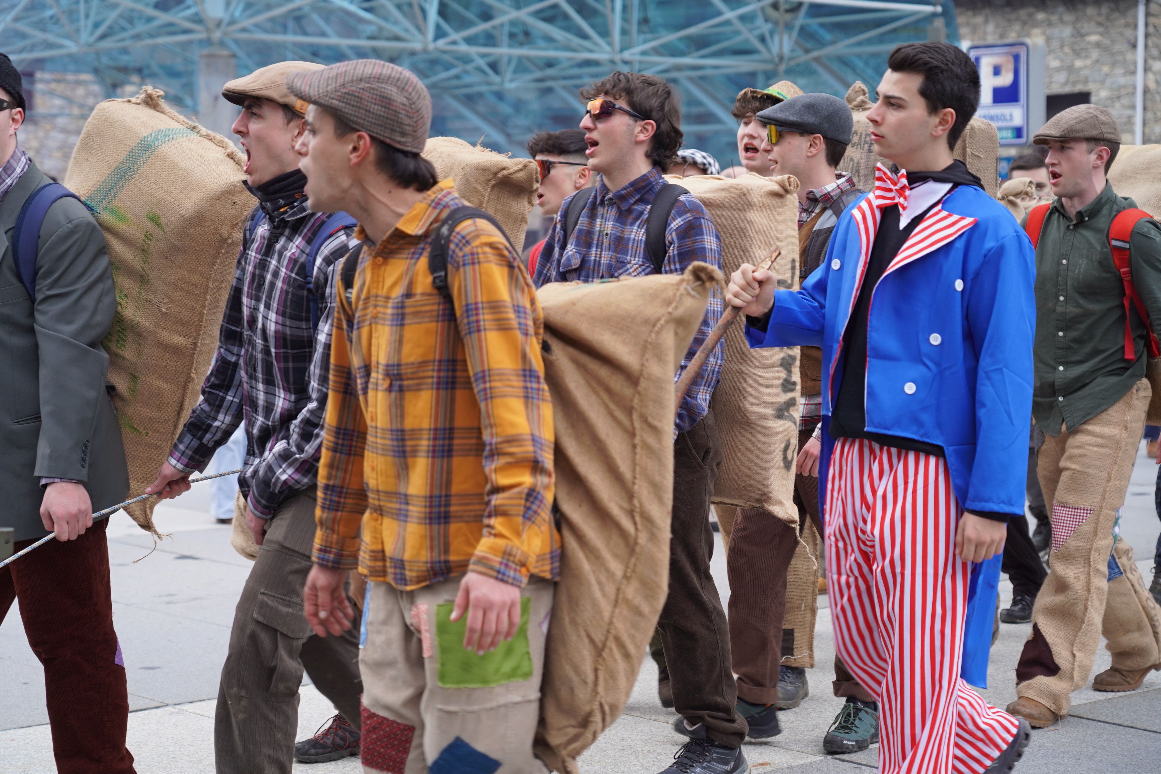 Els contrabandistes a la plaça dels Arínsols. Els contrabandistes a la plaça dels Arínsols.