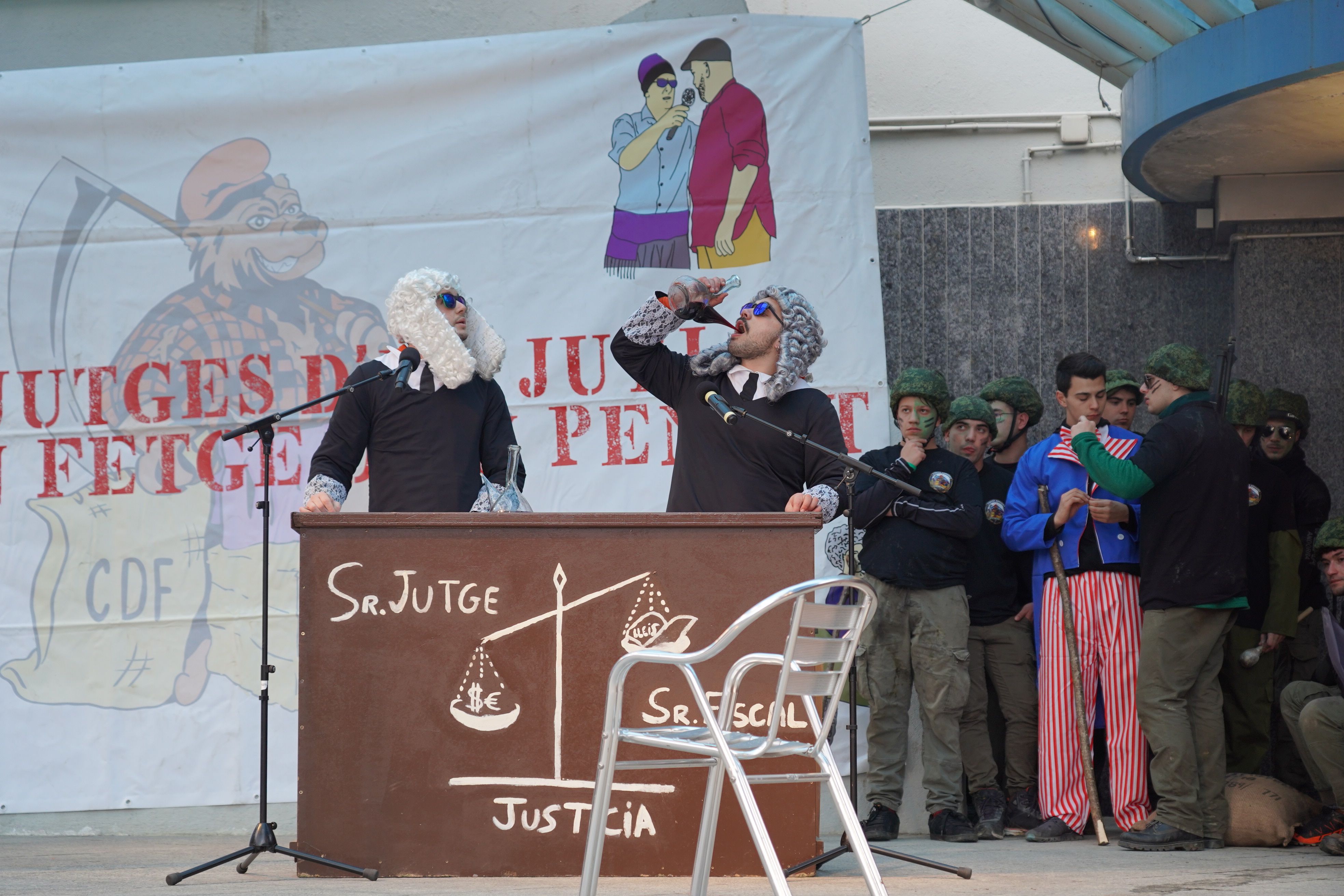 El fiscat fent un traguet de vi. El fiscat fent un traguet de vi.