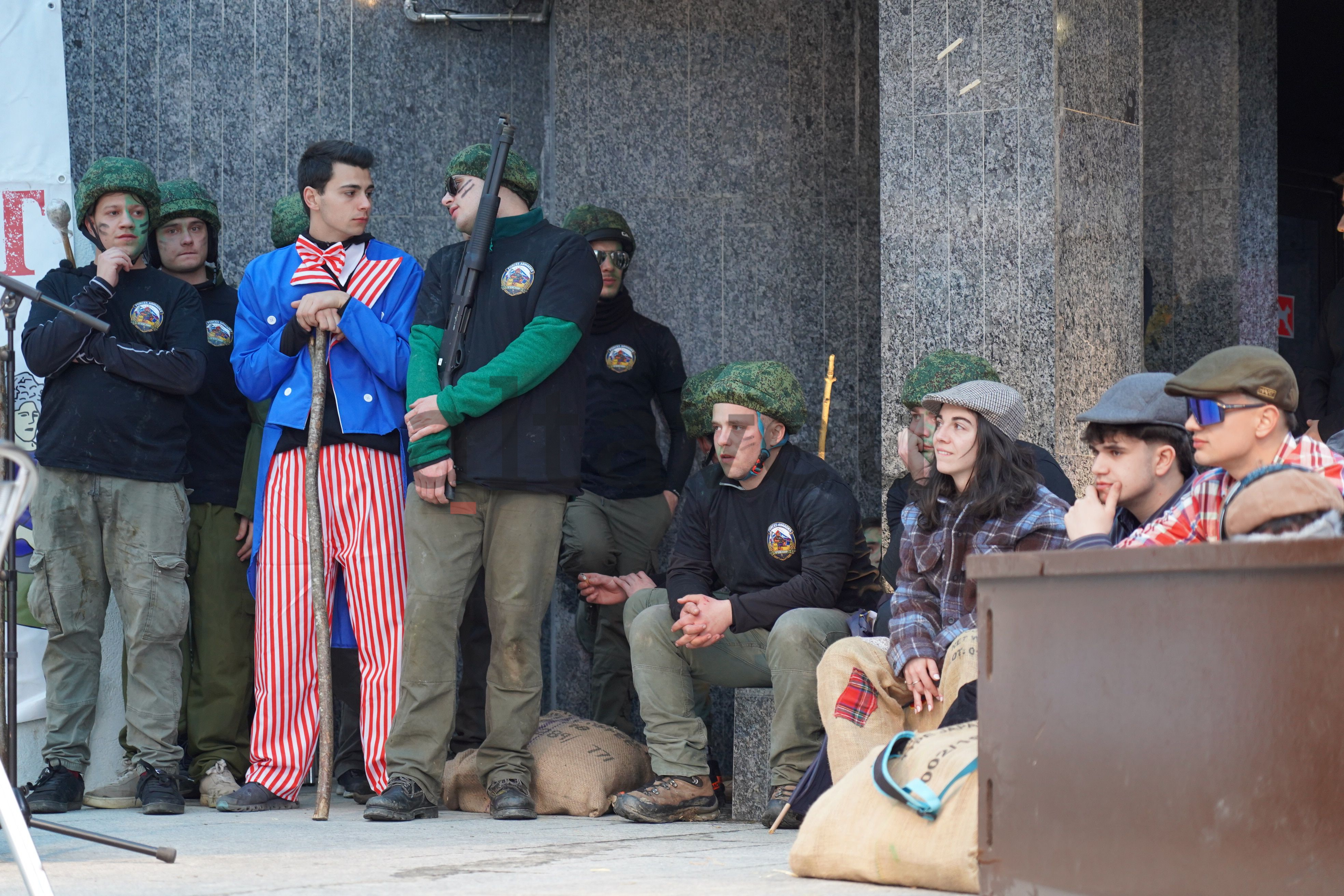 Els guàrdies que custodiaven els contrabandistes. Els guàrdies que custodiaven els contrabandistes.