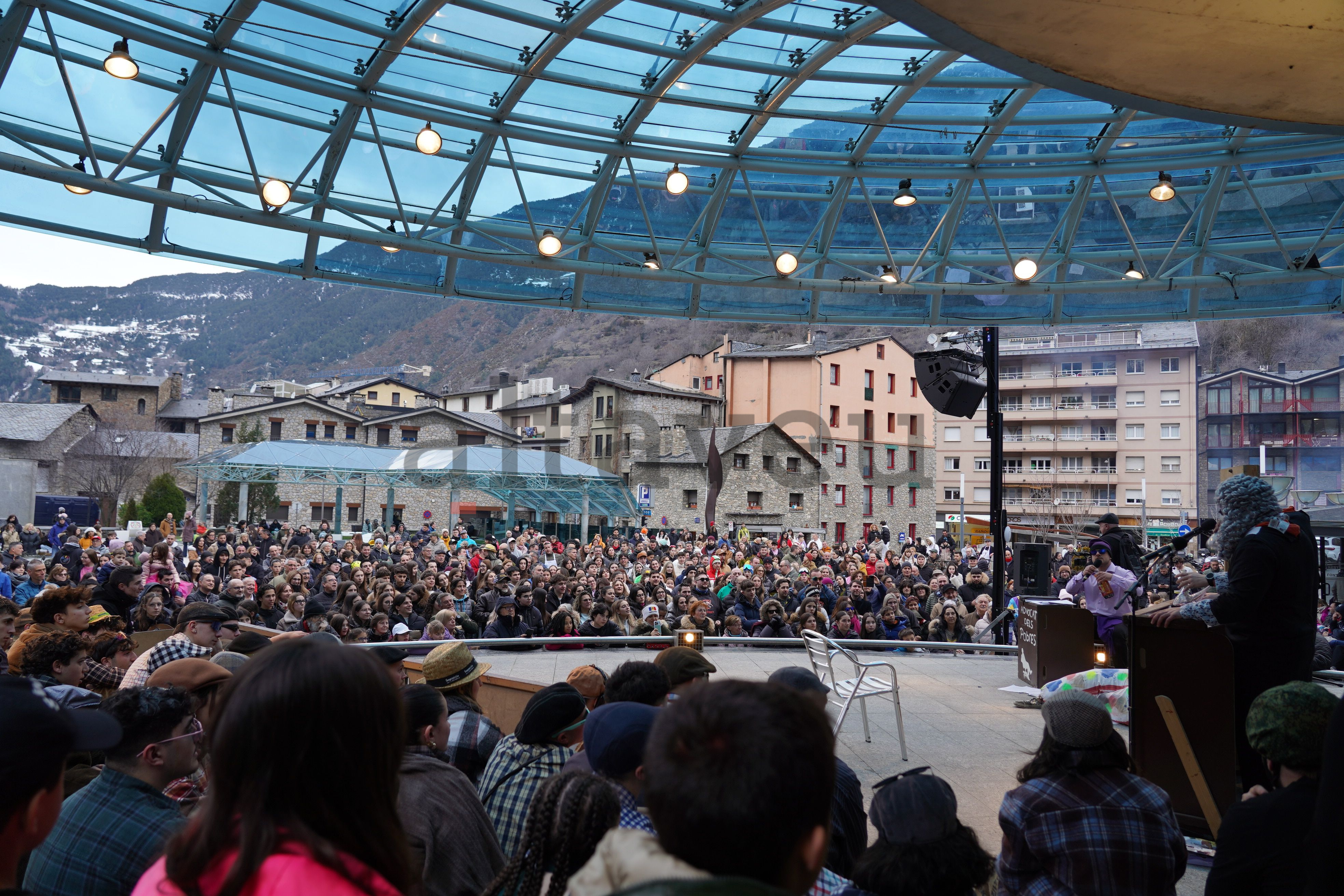 La plaça dels Arínsols plena durant el Judici dels Contrabandistes. La plaça dels Arínsols plena durant el Judici dels Contrabandistes.