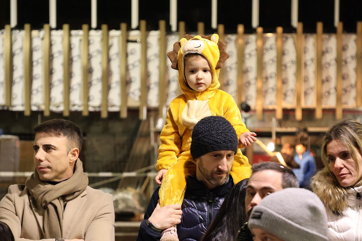 Un nen observant la desfilada.