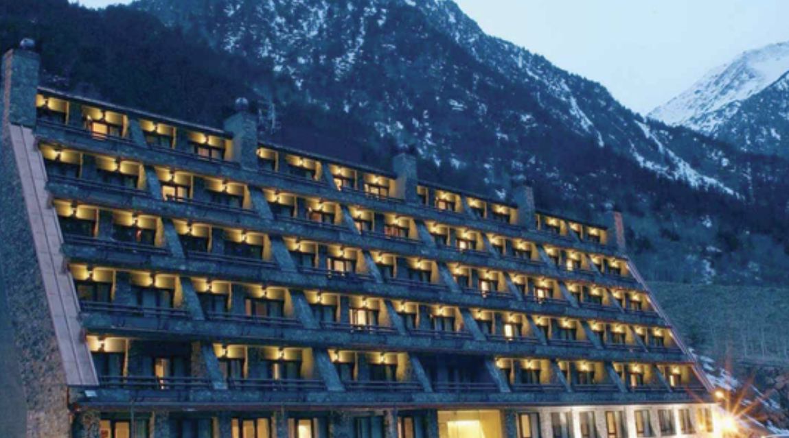 Una imatge nocturna de l'hotel Patagonia. Una imatge nocturna de l'hotel Patagonia.