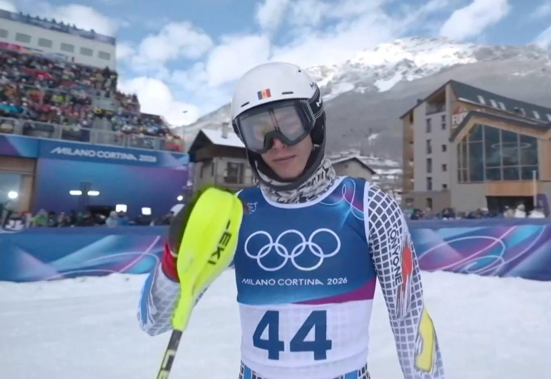 L'andorrà Xavi Cornella, saludant a càmera en acabar la baixada a l'eslàlom.