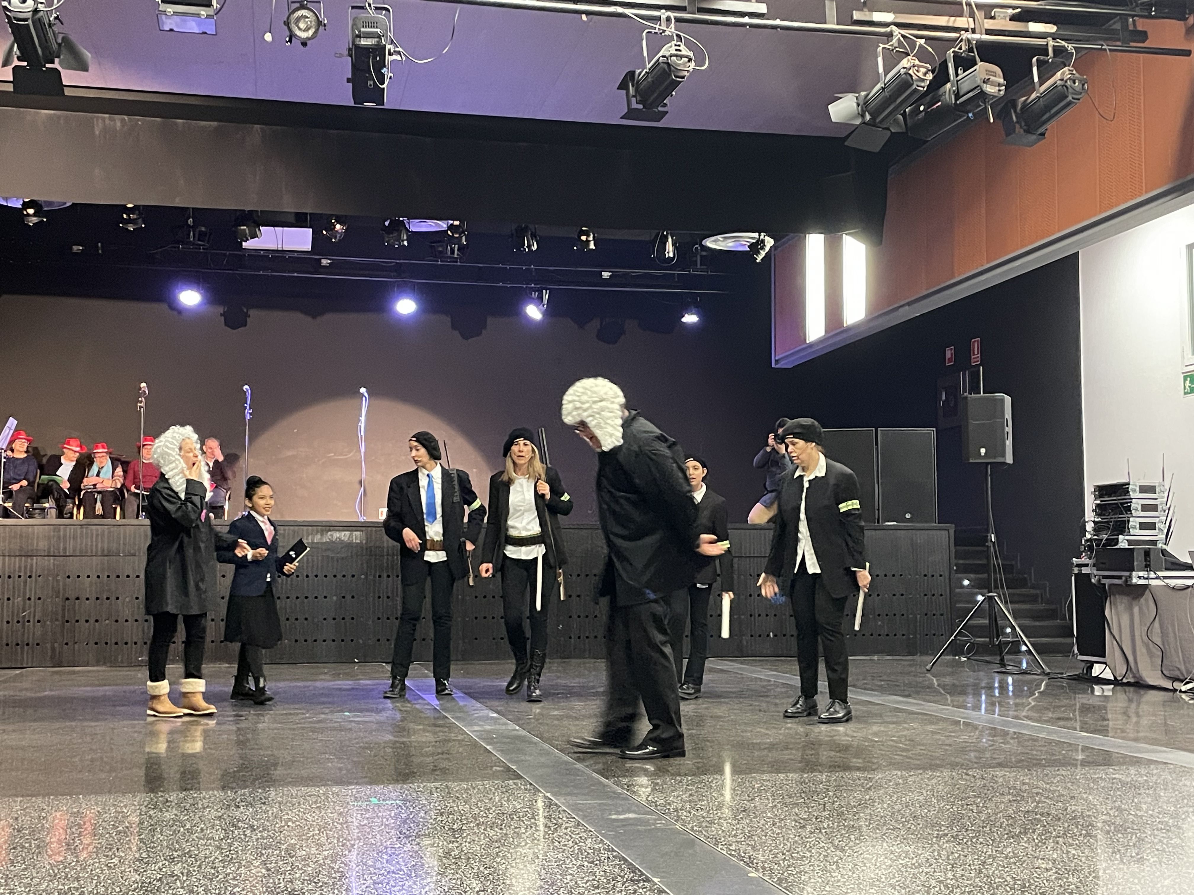 Els Batlles donant-li l'ordre a les FEO de capturar els contrabandistes. Els Batlles donant-li l'ordre a les FEO de capturar els contrabandistes.